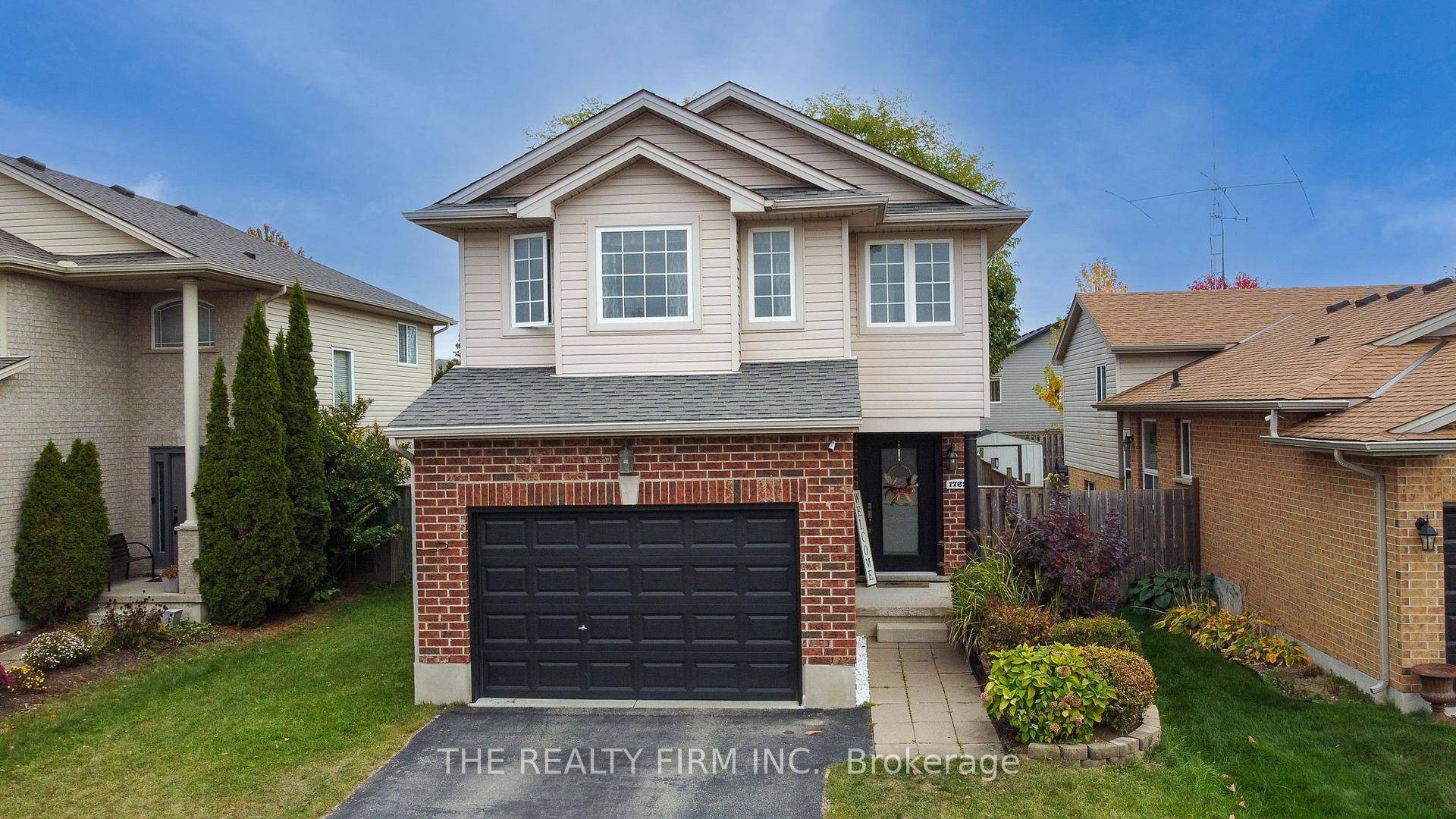 Welcome to 1769 Bayswater Crest a spacious and inviting family home in desirable North London !