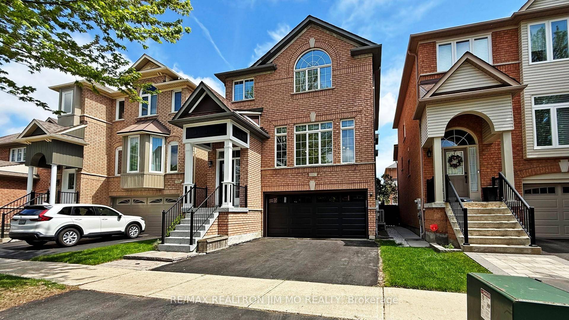 Step Into This Sun Filled, Move In Ready Home In The Sought After Berczy Community.