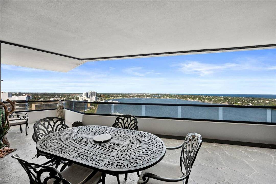 INTRODUCING RESIDENCE 2156 AT LAKE POINT TOWER.