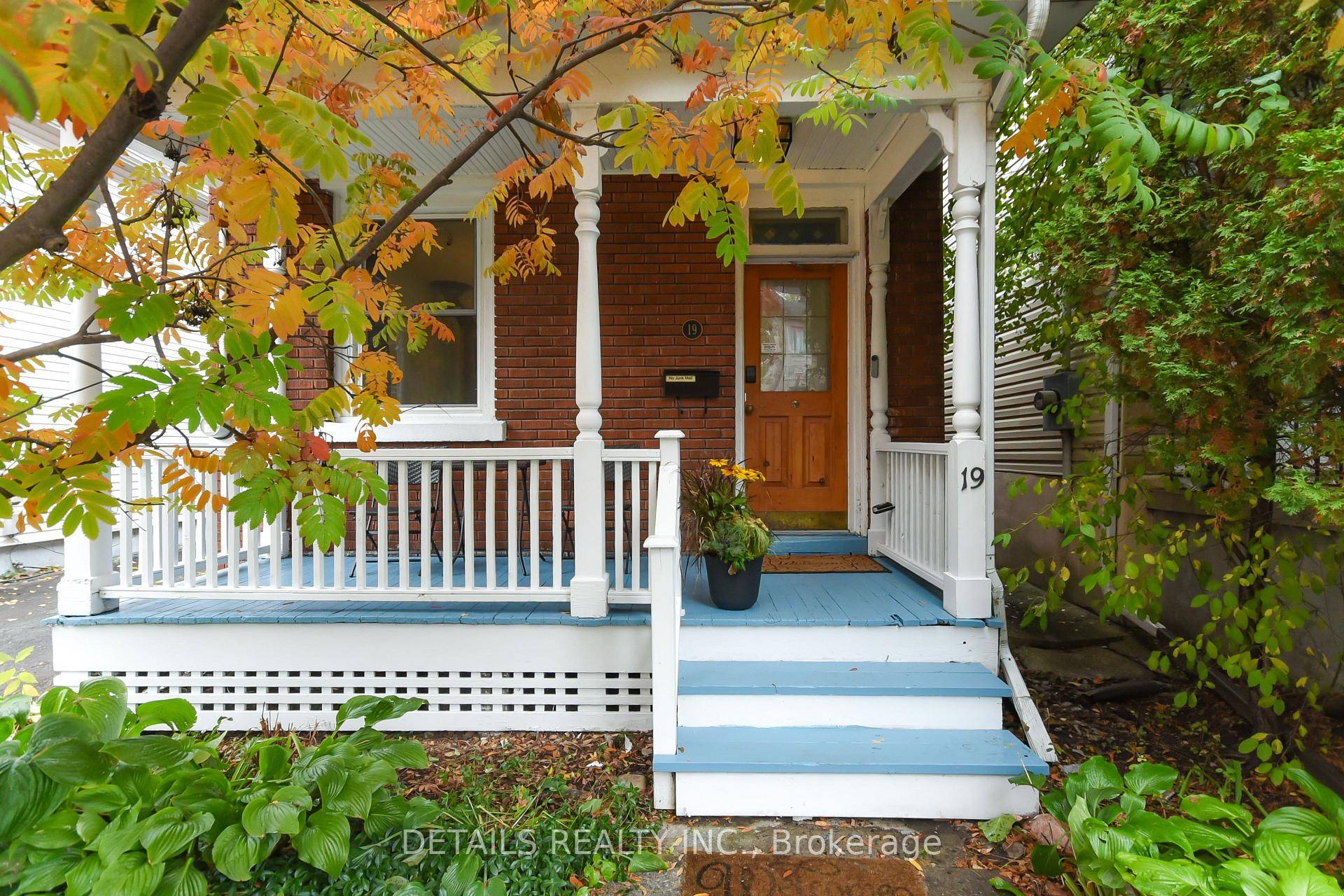 Welcome to this charming home in the heart of sought after Wellington Village the perfect blend of urban convenience and peaceful living !