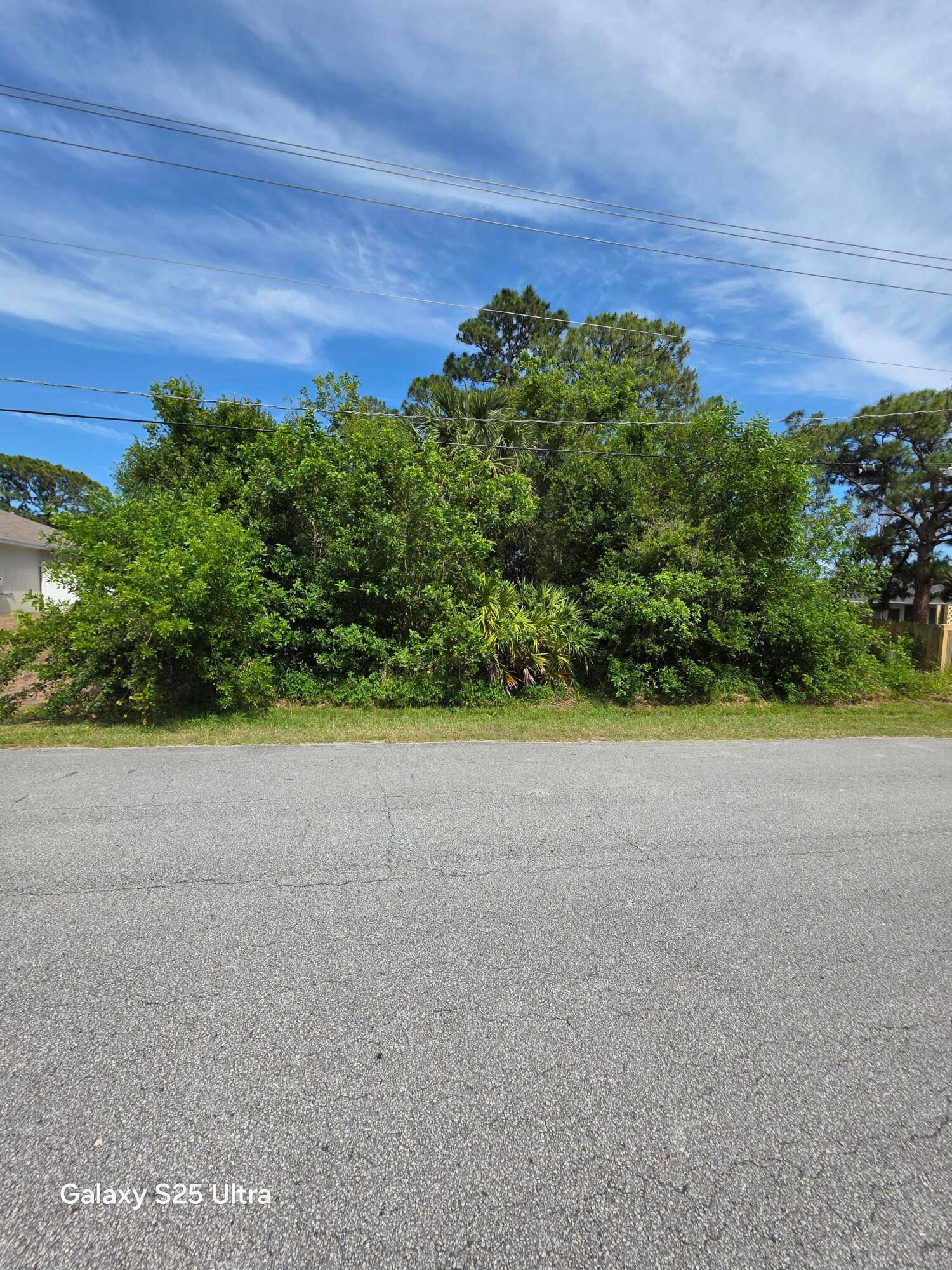 Don't miss this great opportunity to purchase one of the few remaining vacant lots in this desirable area.