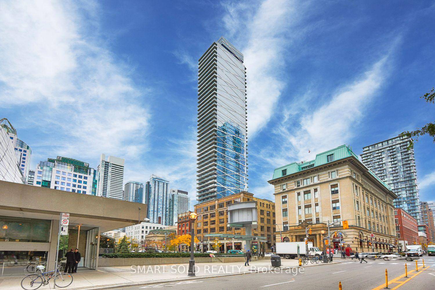 Welcome To The Luxury Living Unit At TheatrePark Condo Along The Mirvish Walkway !