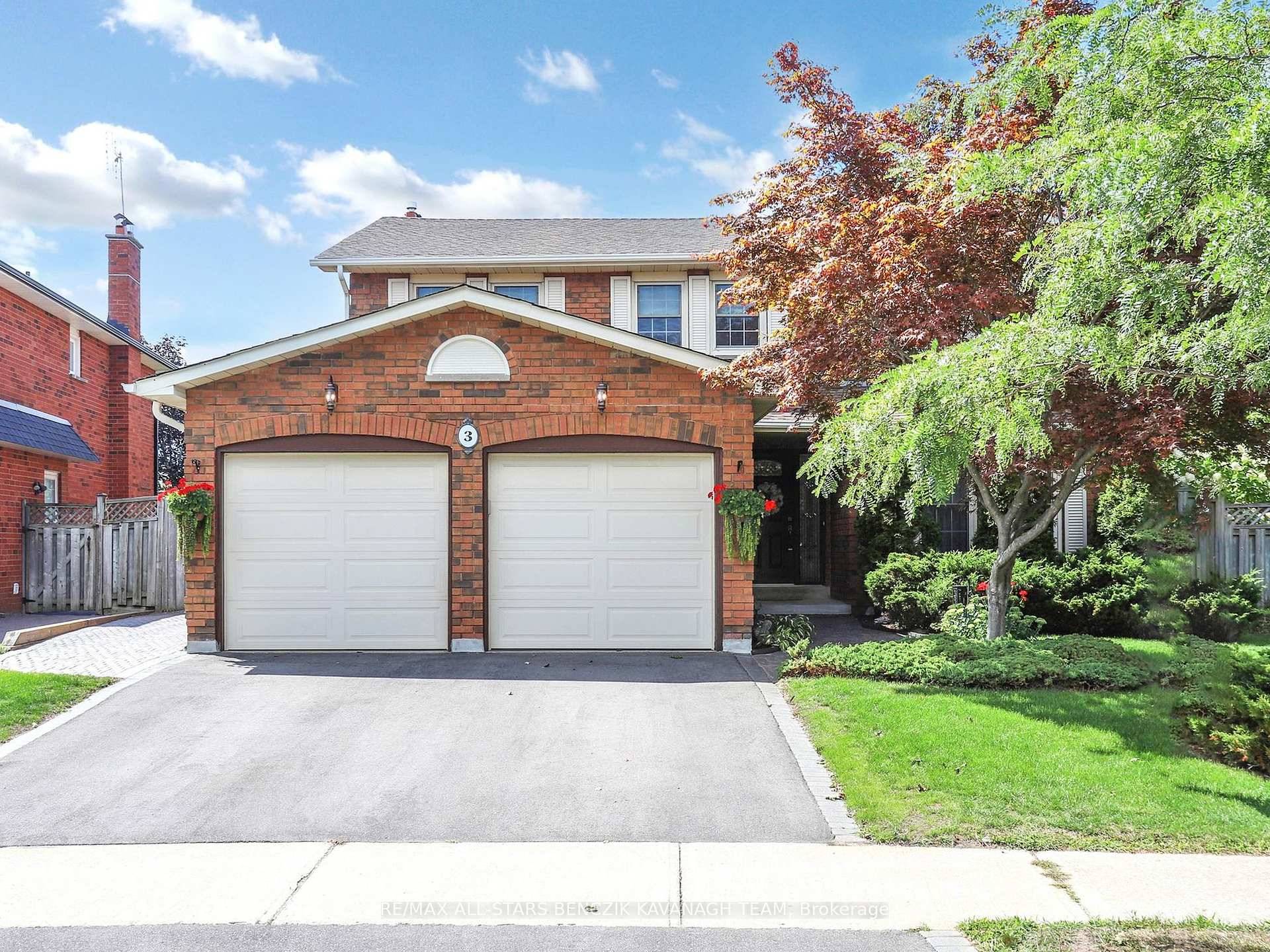 Immaculate 3, 000 sqft, 5 1 bedroom home situated on a premium pie shaped lot in the highly sought after Unionville community, within the top ranked Markville Secondary School district.