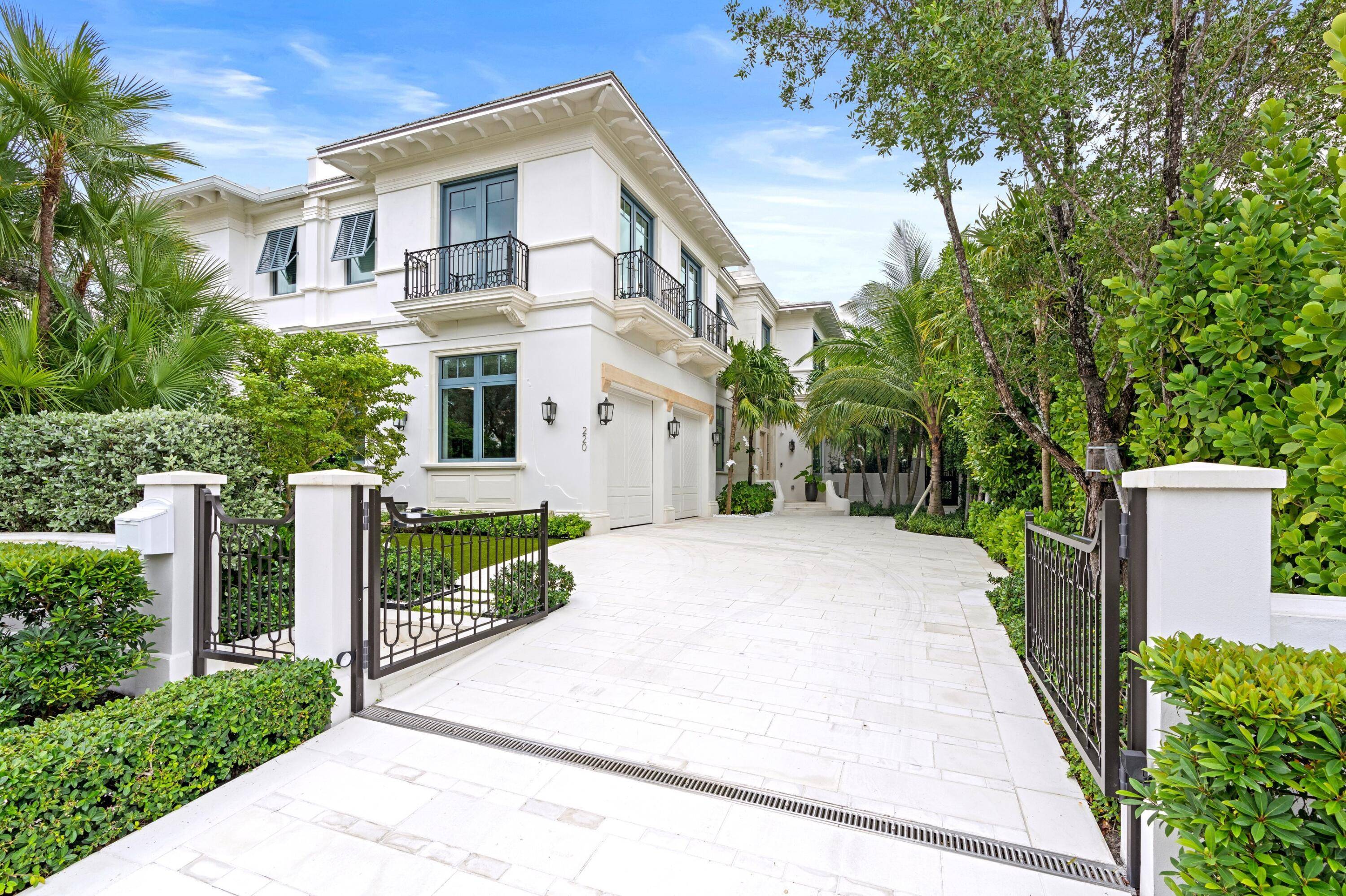 Welcome to this newly built town home located in the center of Palm Beach !