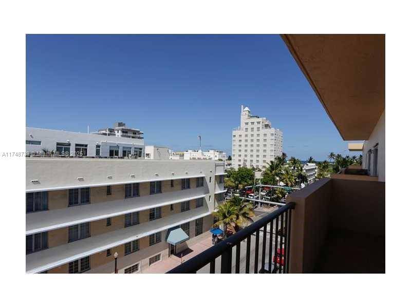 Beautifully maintained 2bed 2bath condo on top floor of small, secure boutique building on Collins Avenue and 12th street !