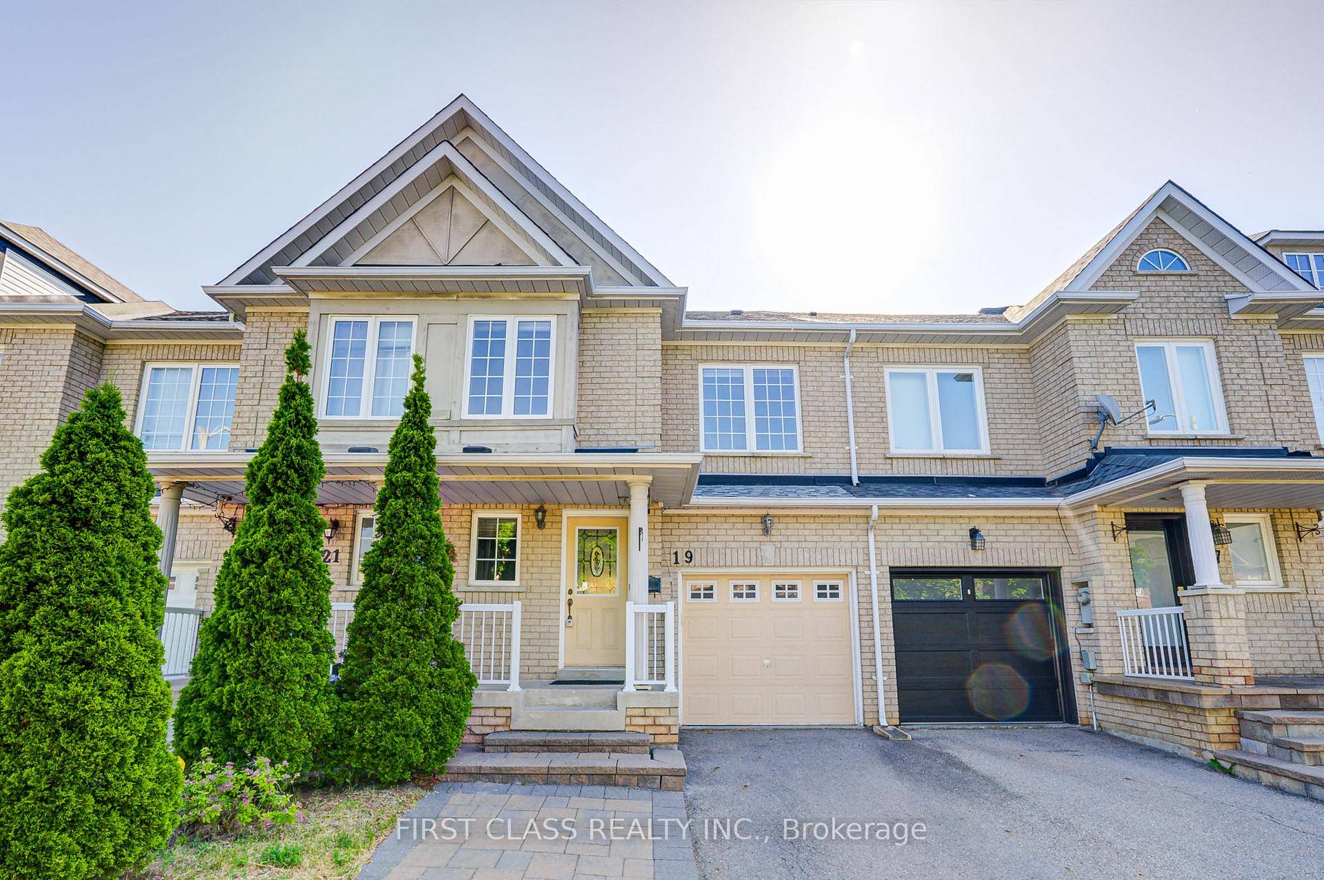 Discover effortless living in the heart of sought after Dufferin Hill !