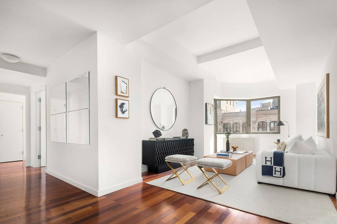 Large south facing, high floor three bedroom three bathroom home in the full service Crossing 23rd Condominium, located perfectly on the Flatiron Gramercy border.