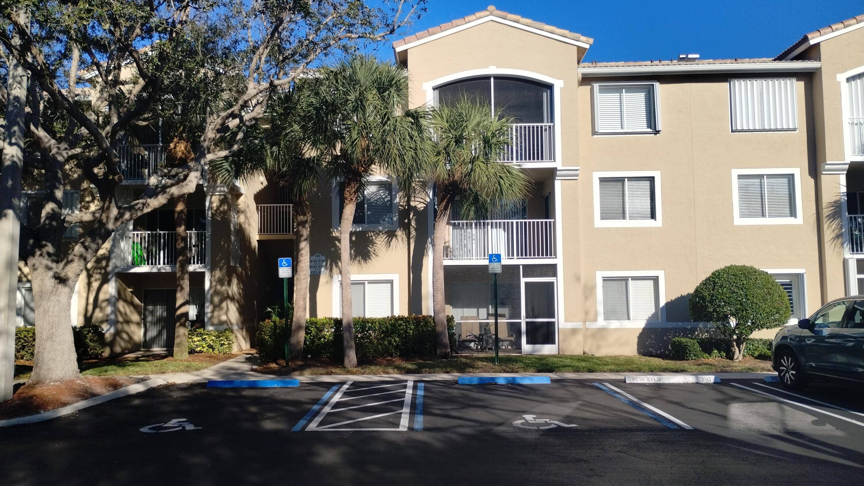 MOTIVATED SELLER ! Discover today the best priced condominium in Lighthouse Cove at Tequesta, in move in condition.