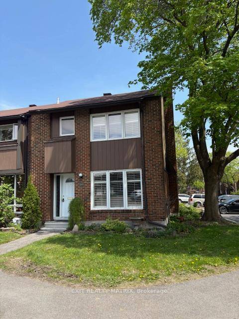 Large End Unit condo townhome with interlock fully fenced back yark, located in Gloucester, 1min off 417, close to transit, close to La Cite Collegiale and shopping.