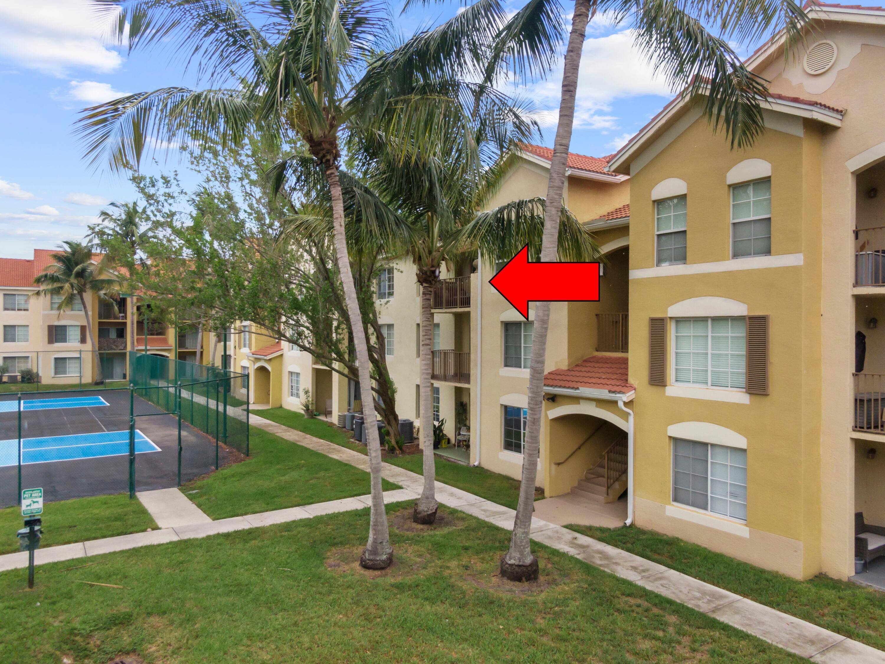 Spacious 2 bedroom, 2 bathroom unit located on the third floor with pickleball court views.