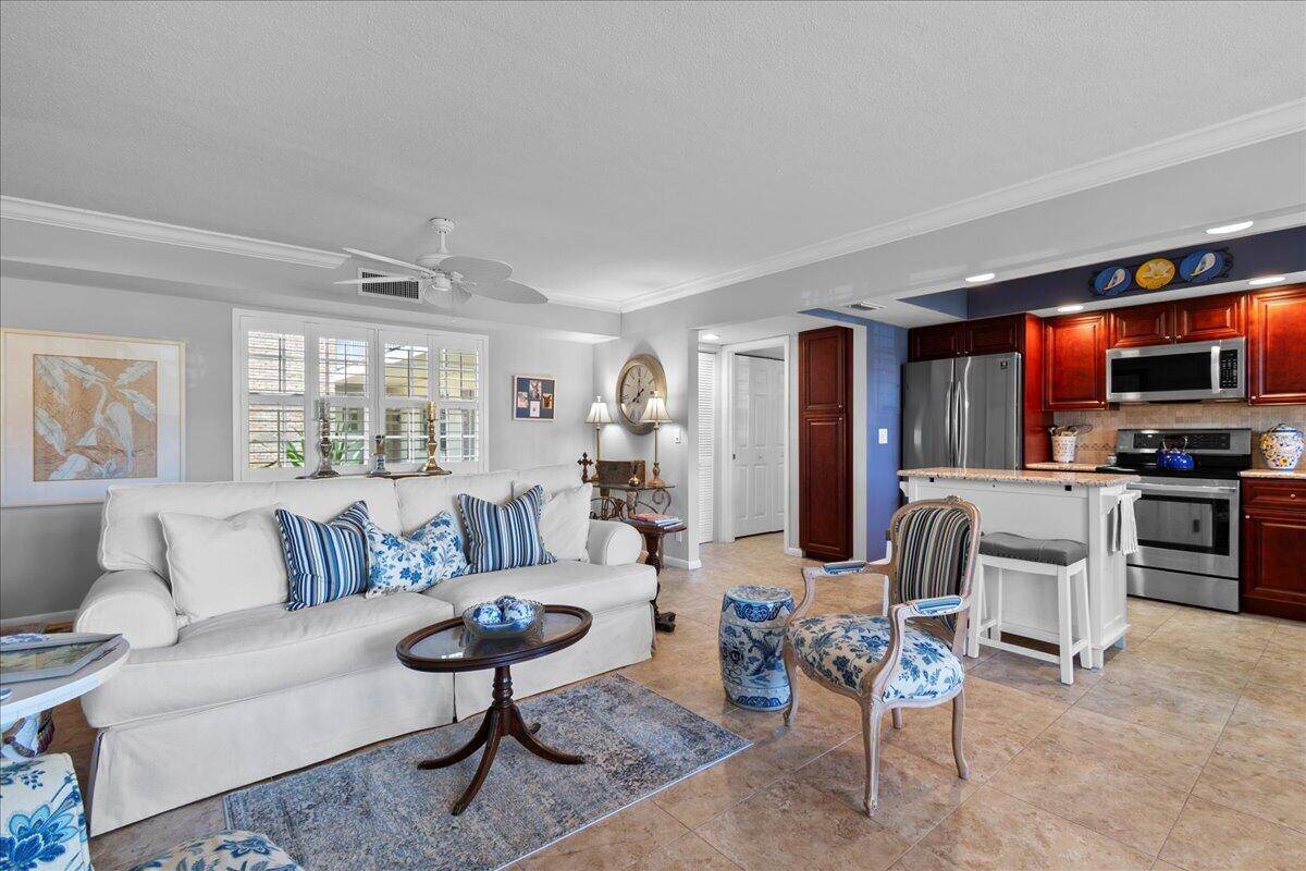 Don't Miss this BEAUTIFUL 2 bedroom, 2 bath first floor end unit with designer finishes !