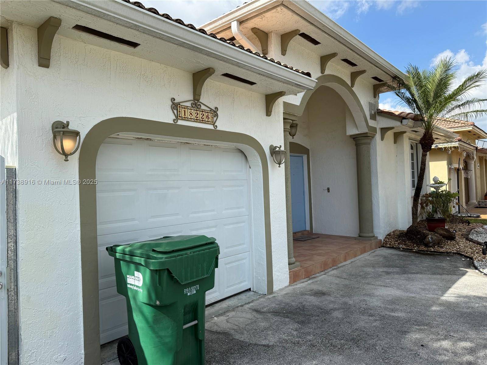 Gorgeous 3 beds 2 baths home, retouched and repainted.