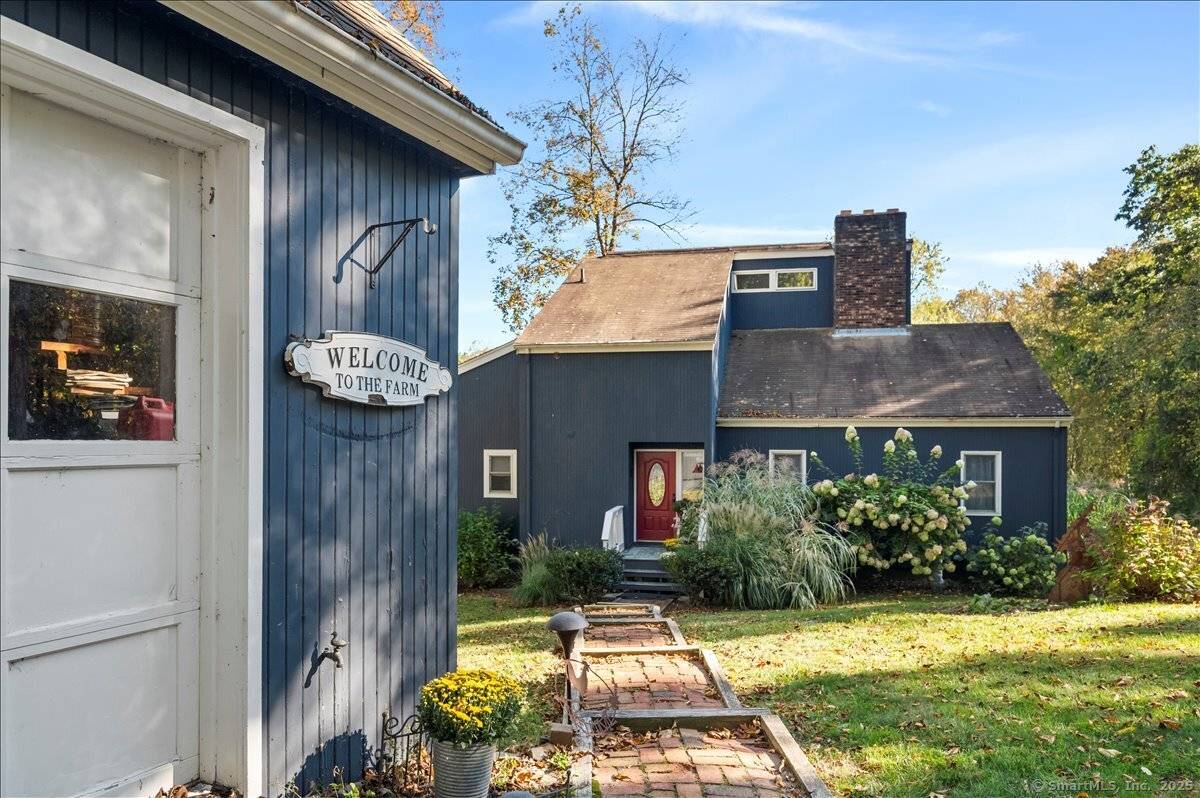 Picturesque ! ! Discover the perfect blend of privacy, comfort, and equestrian living.