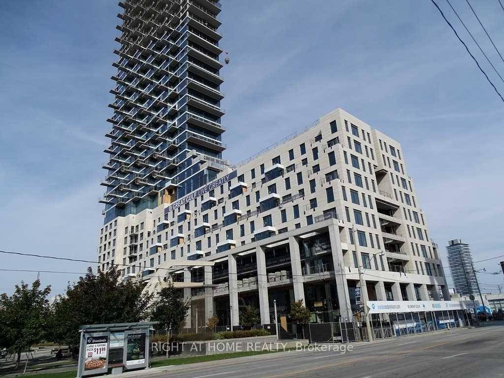 Luxury Living In One Of Toronto's Prime Waterfront Neighborhood !