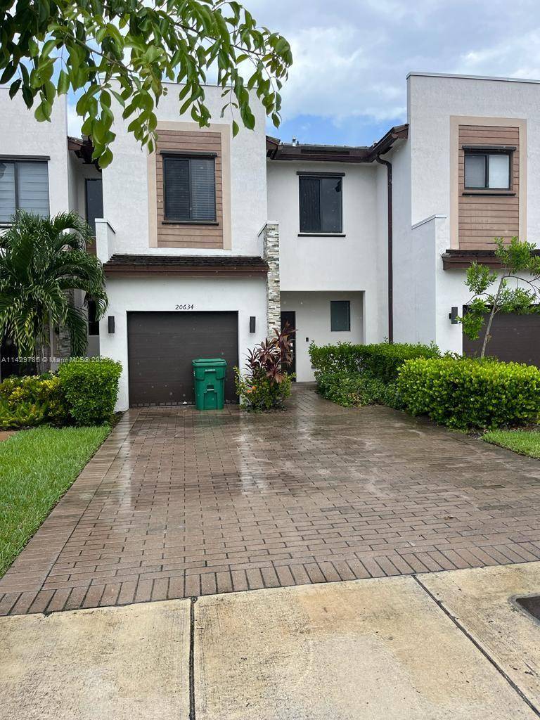 Beautiful townhouse in Las Ramblas at Via Ventura.