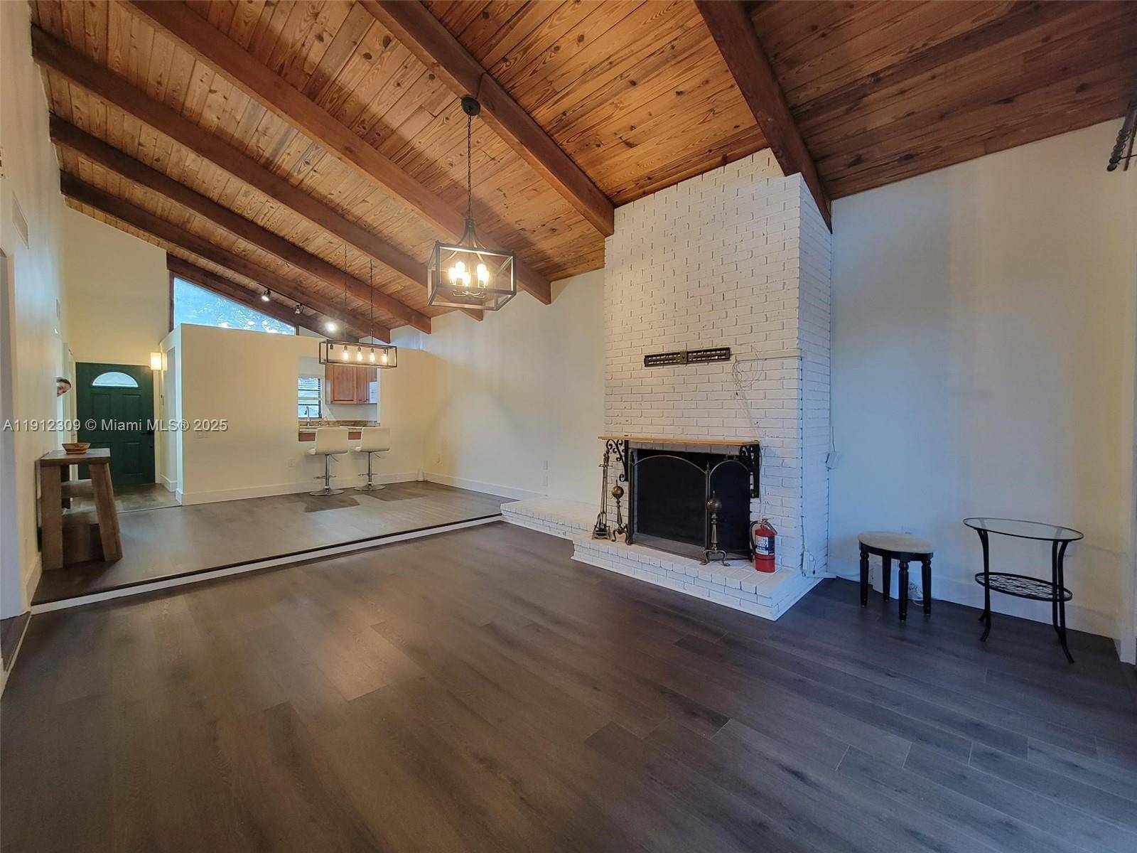 RARELY AVAILABLE CORNER UNIT IN KILLIAN PINES !