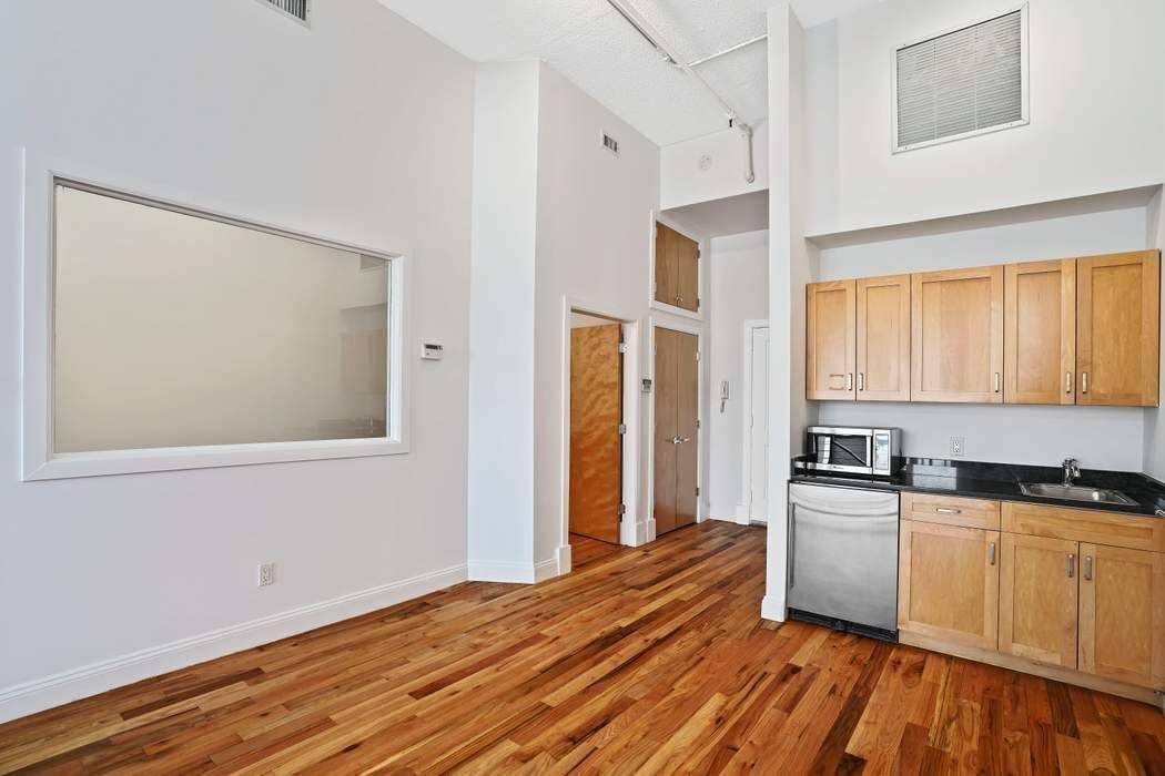 Turn Key Loft Style Commercial Office at Newswalk 924 Sq Ft A rare opportunity to lease a turn key commercial loft in the iconic Newswalk building, located in the heart ...