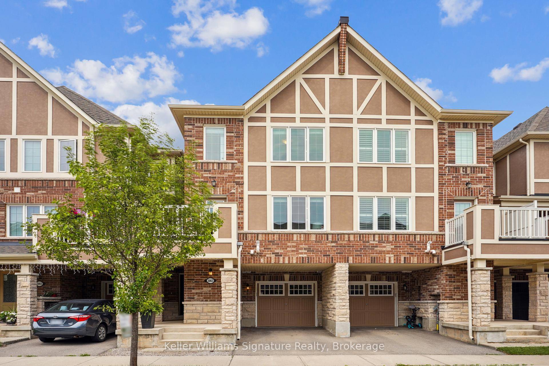Lovely FREEHOLD townhome located in the well established Glenorchy neighbourhood of Oakville.