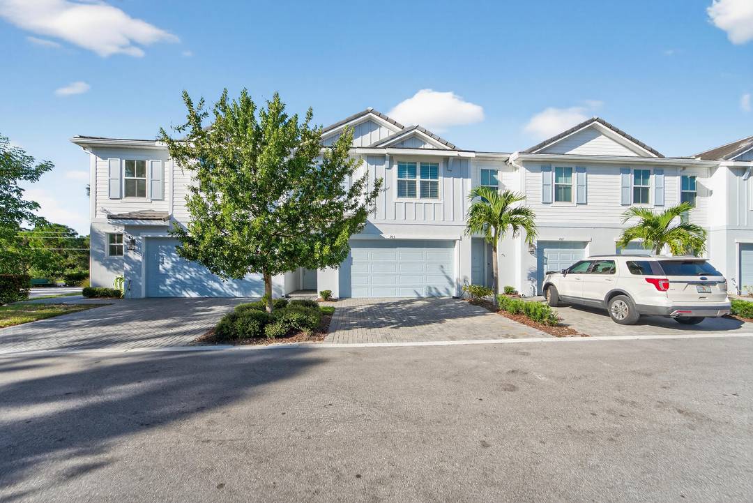 Beautiful 2 story townhome in vibrant Stuart, featuring 3 Bedrooms, 2.