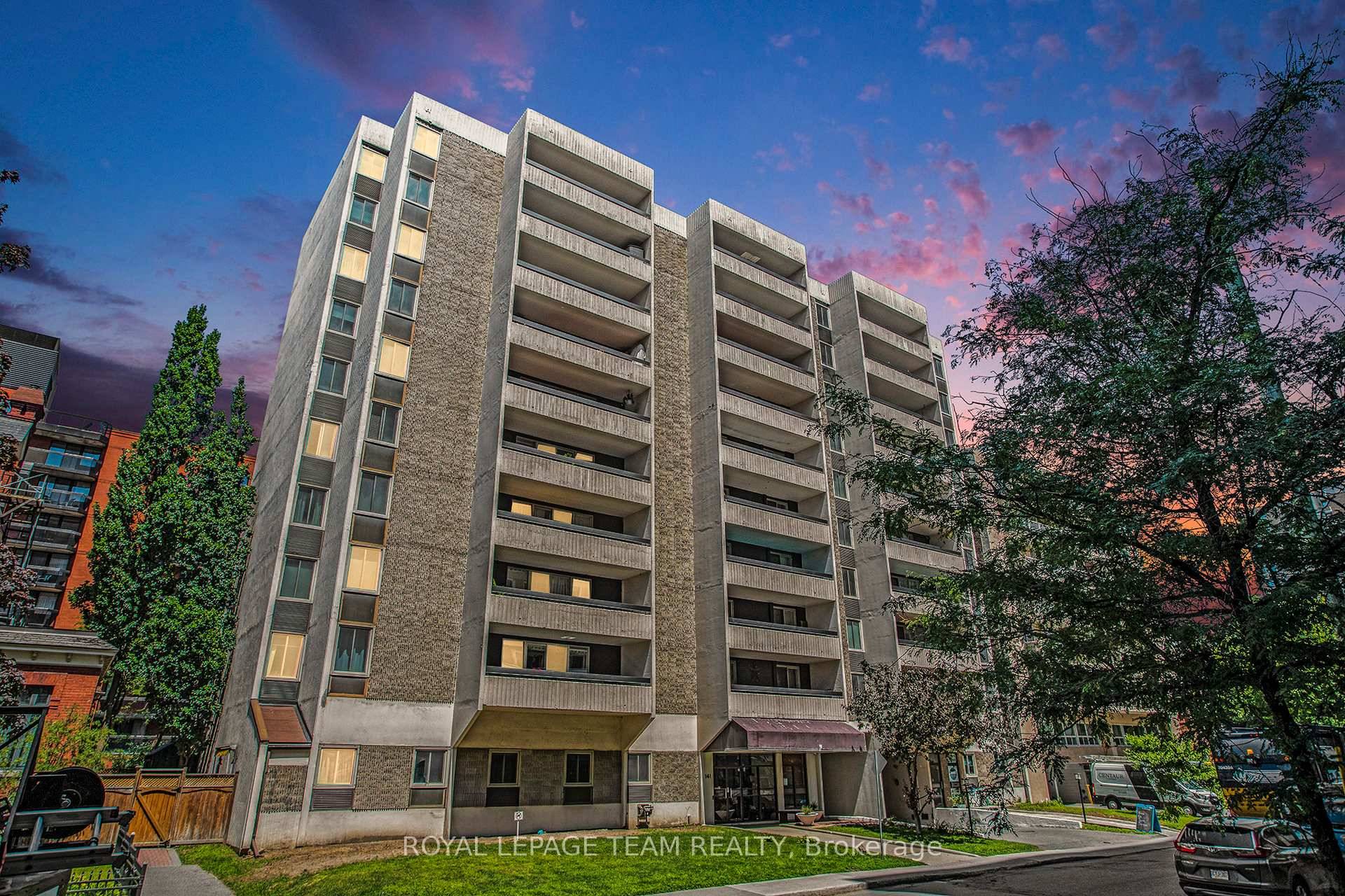 This beautifully updated 2 bedroom, 2 bathroom condo is available for rent in one of Ottawa's most sought after neighbourhoods, just steps from Elgin Street, the Rideau Canal, Ottawa University, ...
