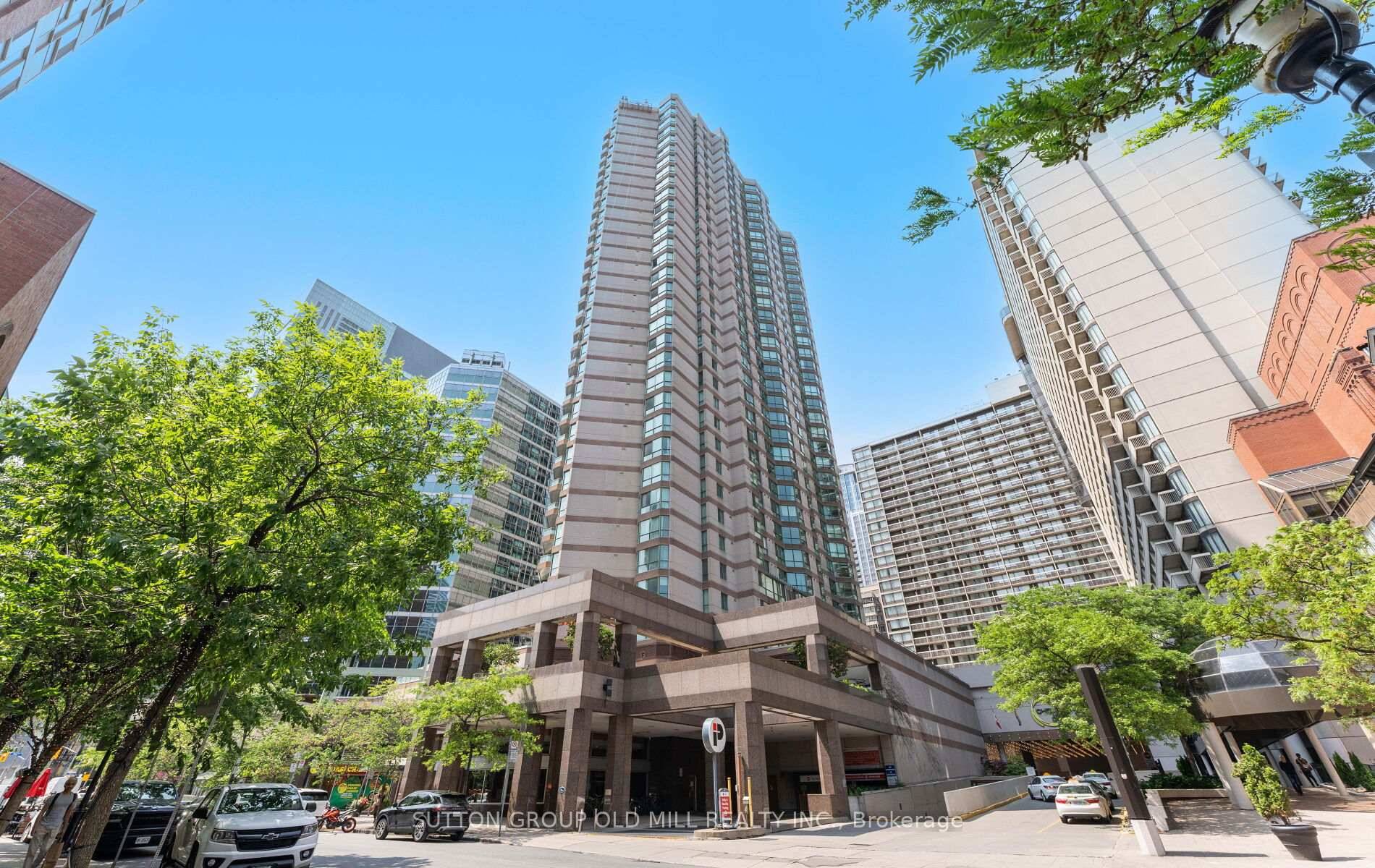 Welcome to Minto Plaza ! This stunning condo offers a fantastic layout, an obstructed view and has been totally renovated, making it a perfect place to call home.
