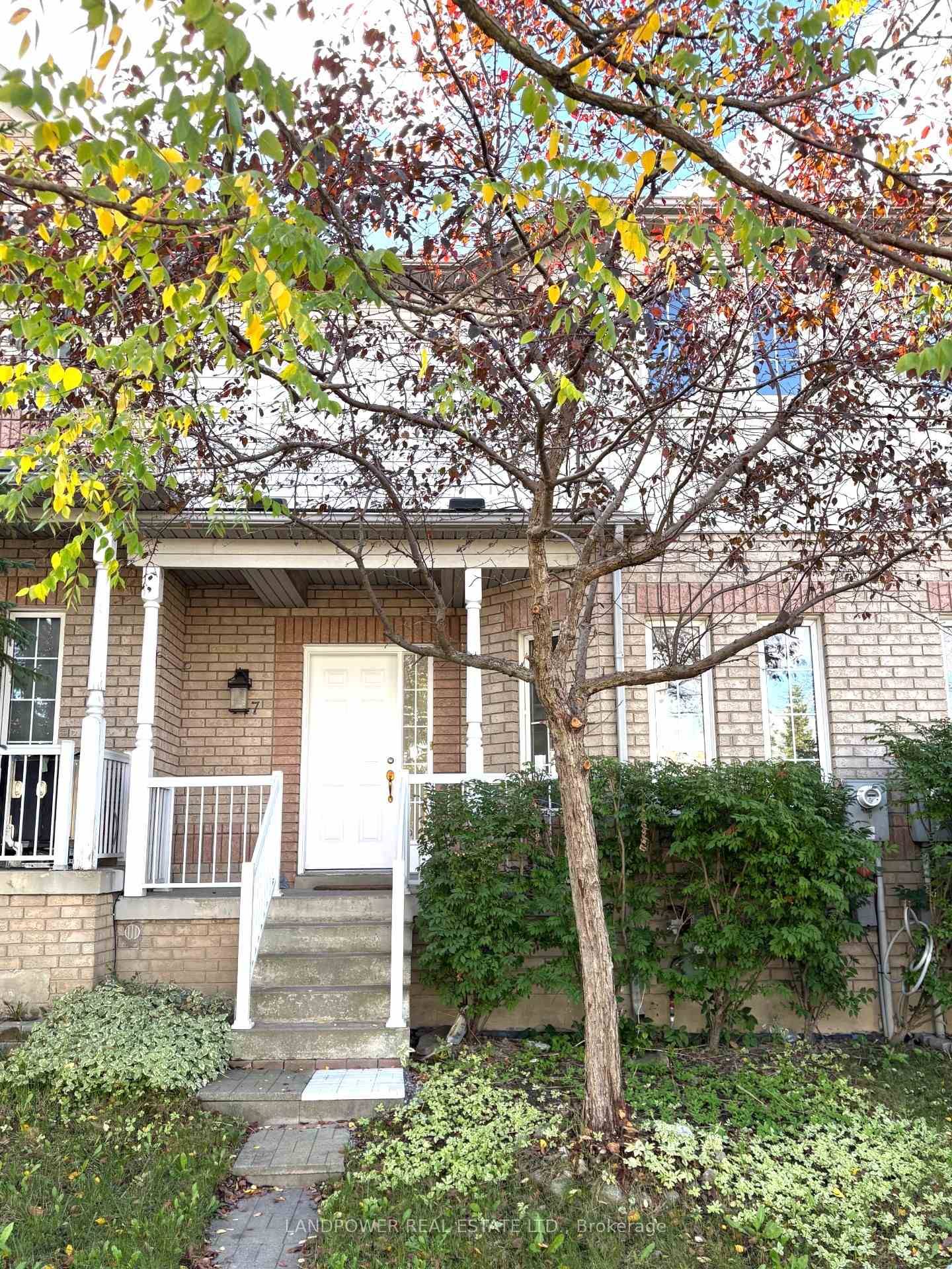 Welcome TO This Charming 3 Bedroom Freehold Townhouse, Perfectly Nestled In The Sought After Bayview Wellington Neighbourhood.