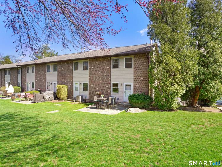 RARE 3 bedroom, end unit townhouse in Evergreen Park in the Stratfield neighborhood of Fairfield !