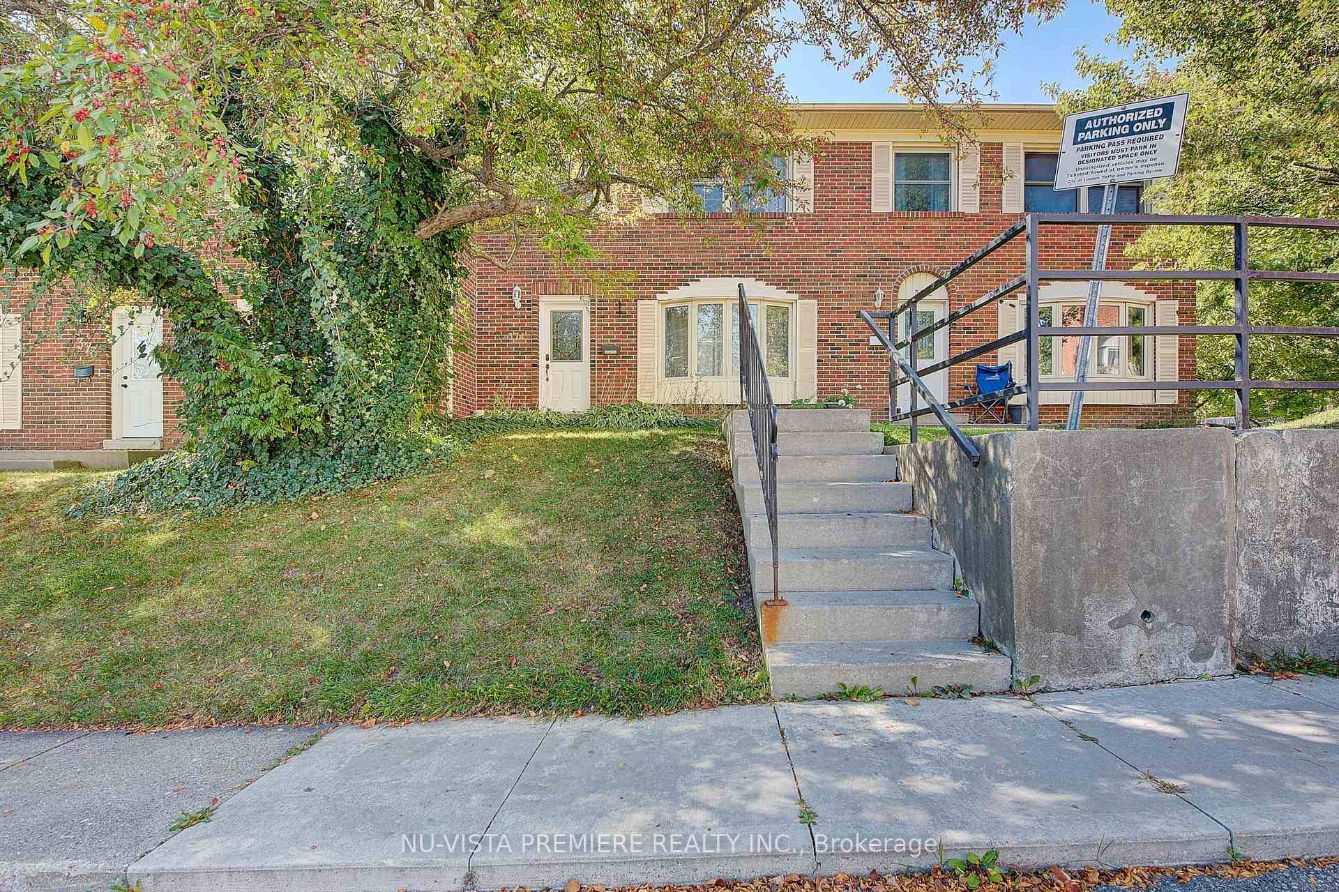 Welcome to 374 Homestead Court, a bright and beautifully maintained townhouse located in a quiet, family friendly complex just minutes from Western University, Costco, shopping centres, and the Aquatic Centre.
