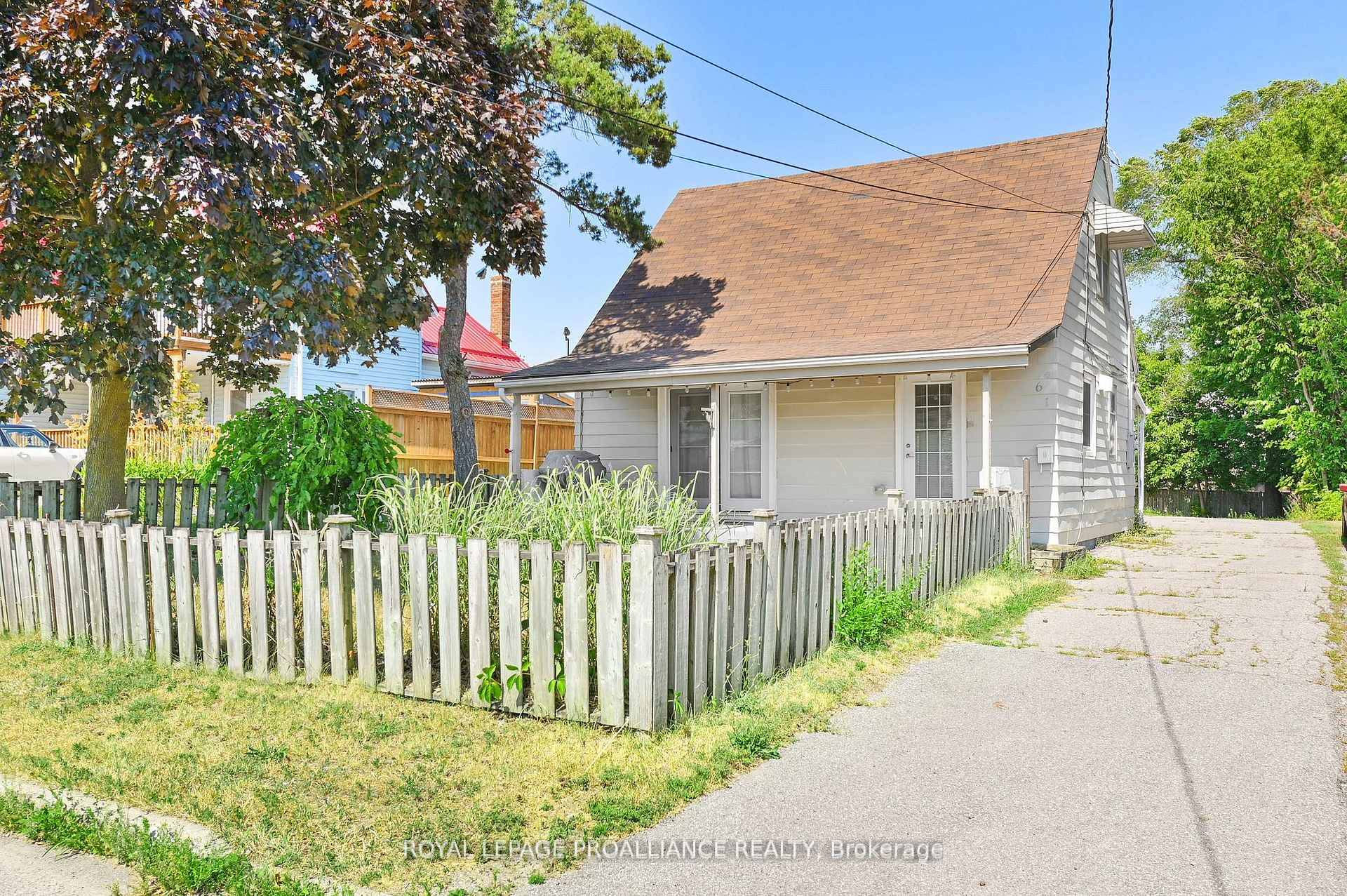 Looking for a move in ready home with a fantastic workshop and garage space !