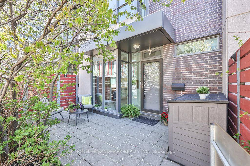 Ultra modern townhouse in Prime Downtown Location !