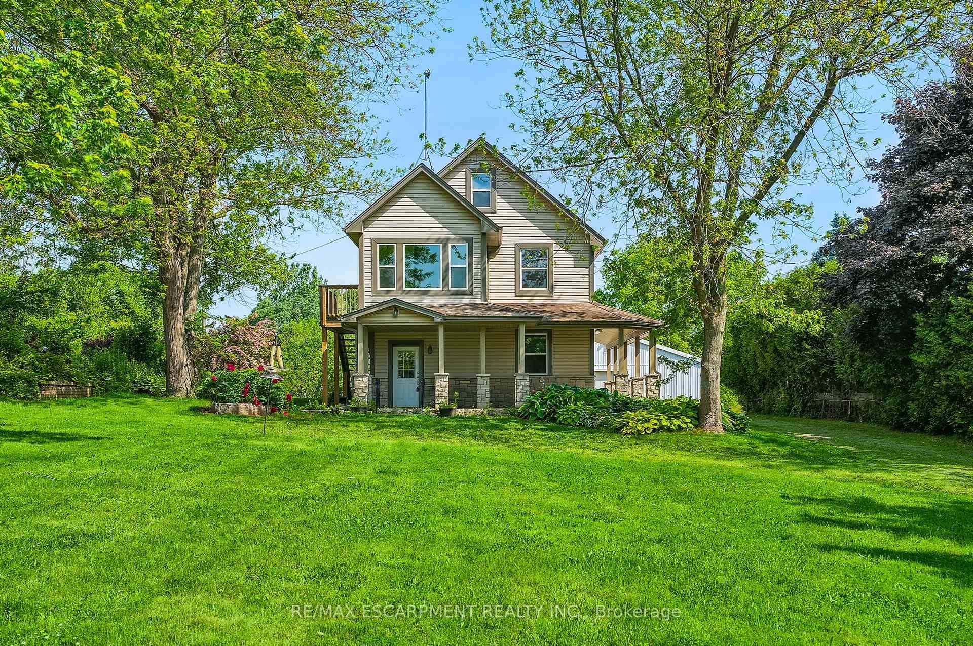 Discover the perfect blend of space, versatility and rural charm on this rare 5.