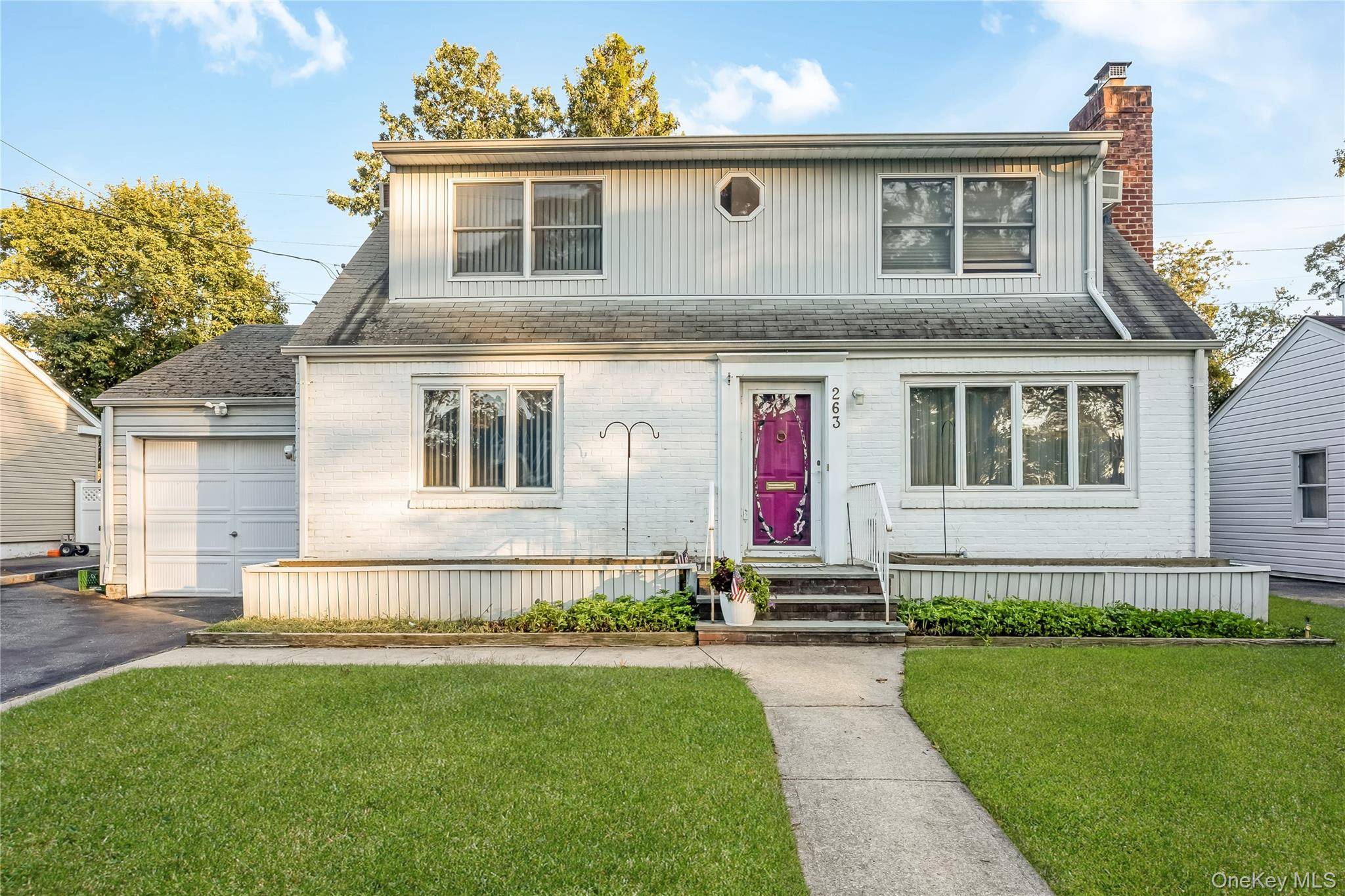 Welcome home to this 1 family detached colonial located in Malverne next to Westwood Park and next to the Westwood LIRR stop.