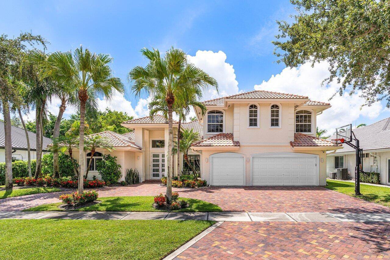 Stunning 5BD 4. 2 BA in the Hamptons of Woodfield Country Club.