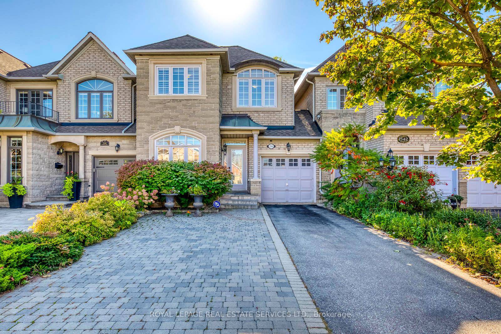 Rarely Offered Executive Townhouse for Lease in Joshua Creek Welcome to this elegant 3 bedroom executive townhouse, perfectly situated in the prestigious Joshua Creek community.