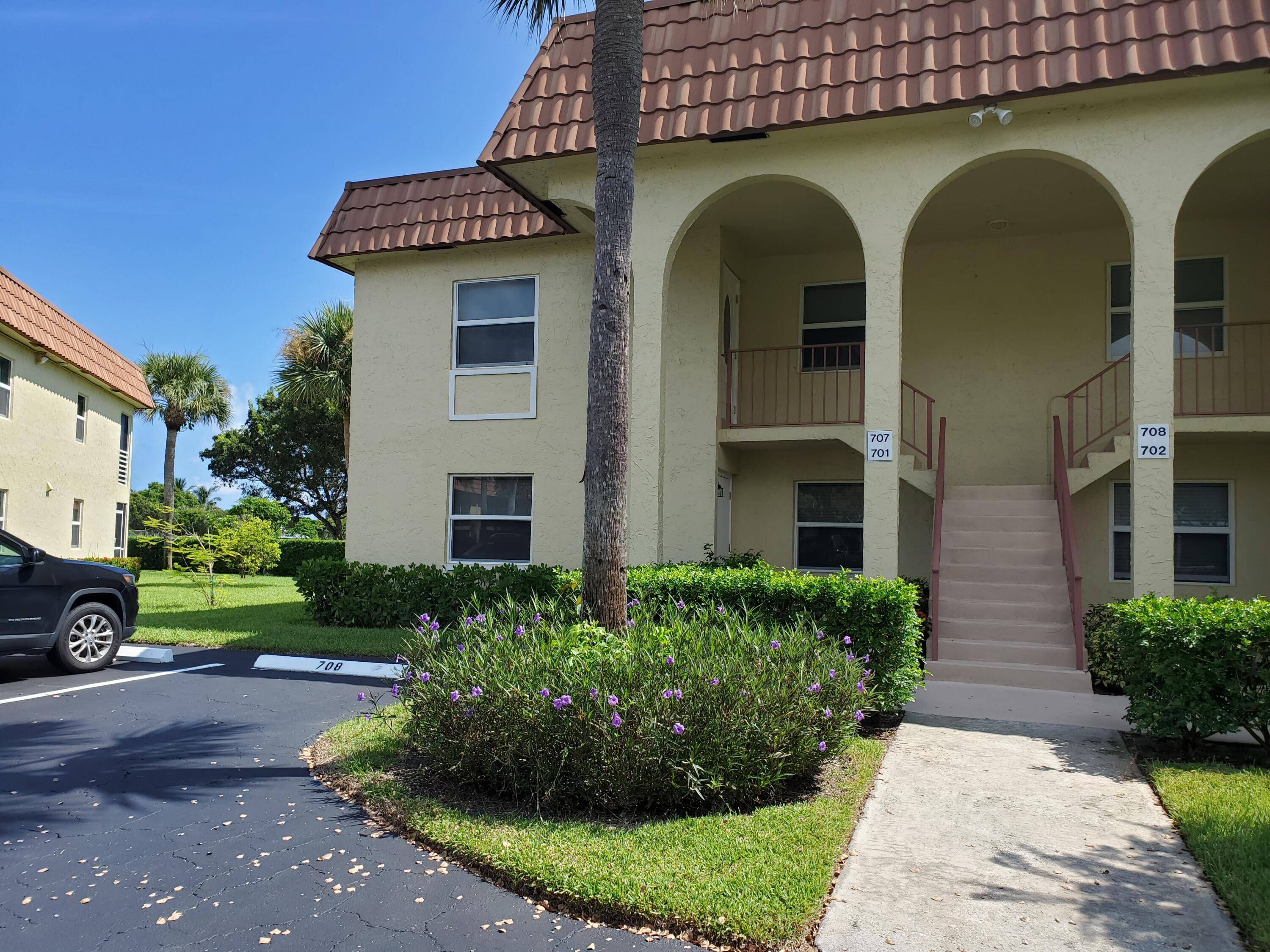 This 3 bedroom has a fabulous view overlooking Carlin Park Heart Trail.