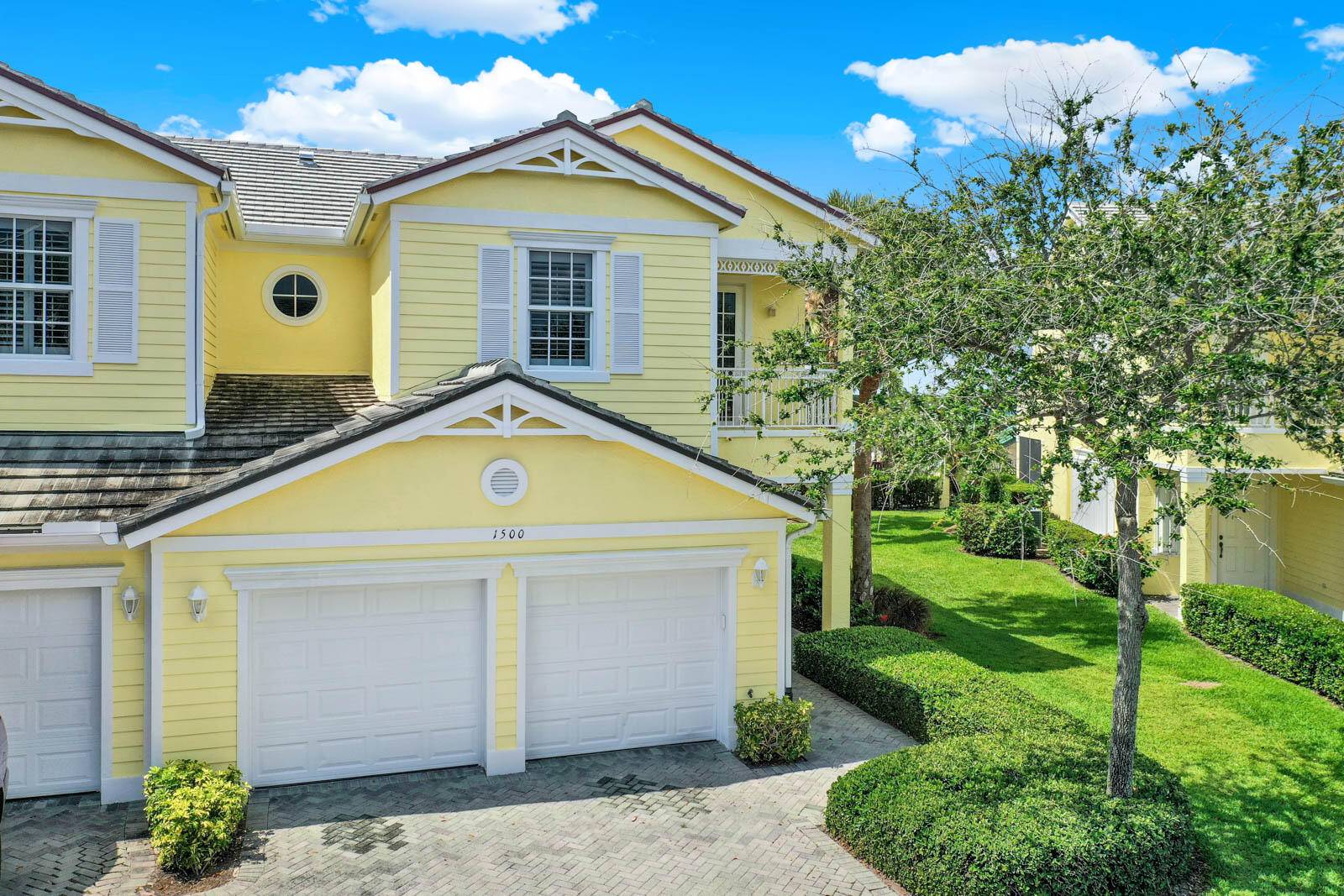 Awesome townhouse over looking the river from upstairs balcony and downstairs back patio.