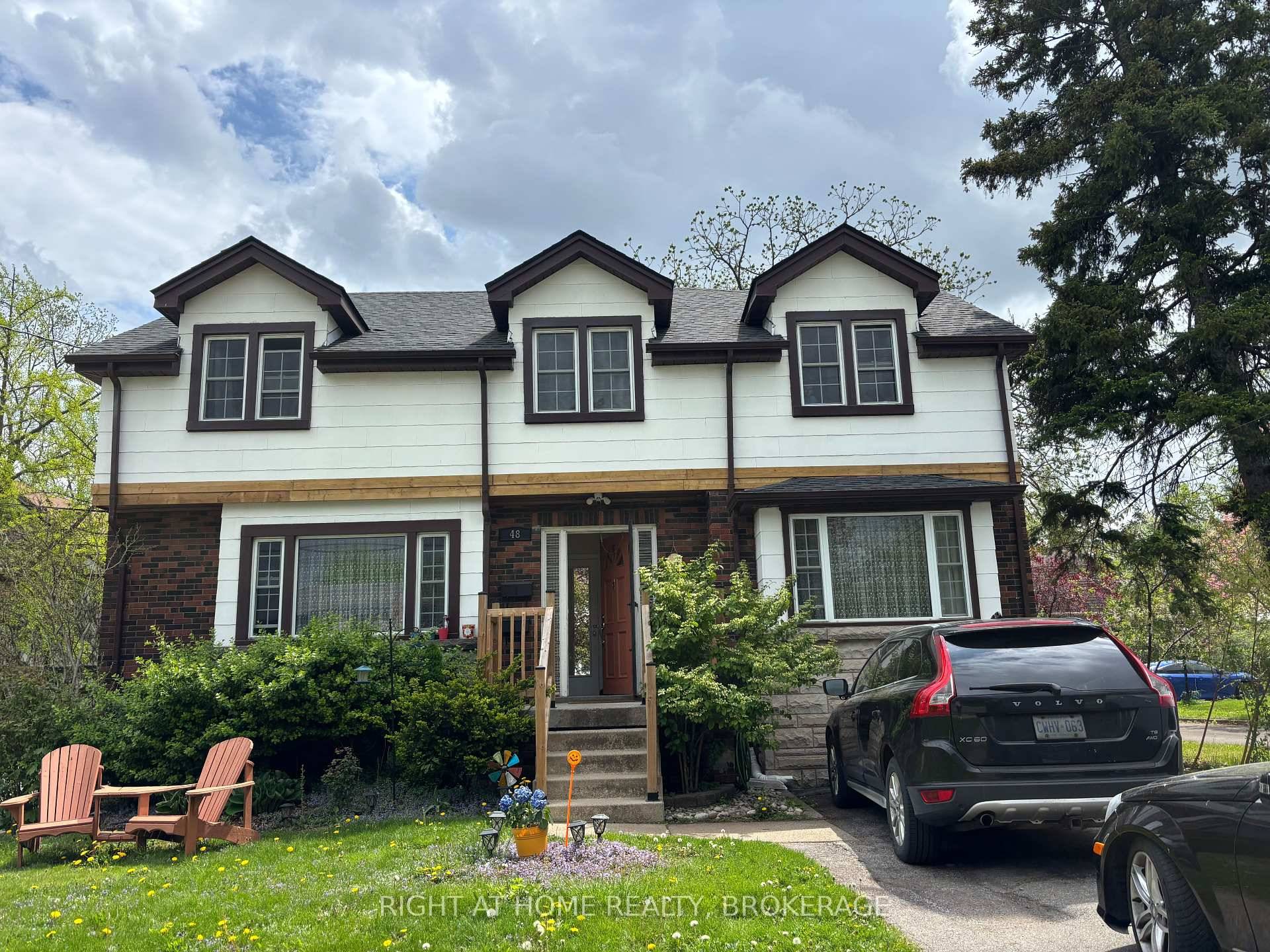 Great Opportunity to Live In A Fantastic Neighborhood in The Heart Of Old Stoney Creek !
