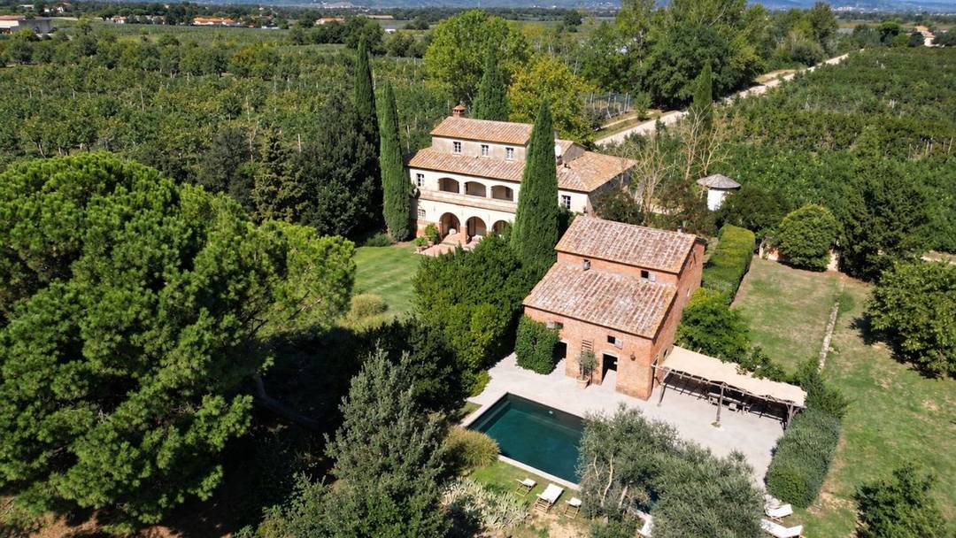 Restored country house for sale in Tuscany countryside, in Monte san Savino: swimming pool, garden, guest house and property land for 3.000 square met