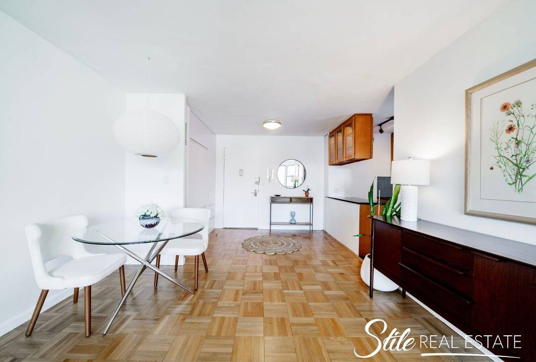 With open east facing views, this quiet and spacious alcove studio is filled with natural light throughout the day.