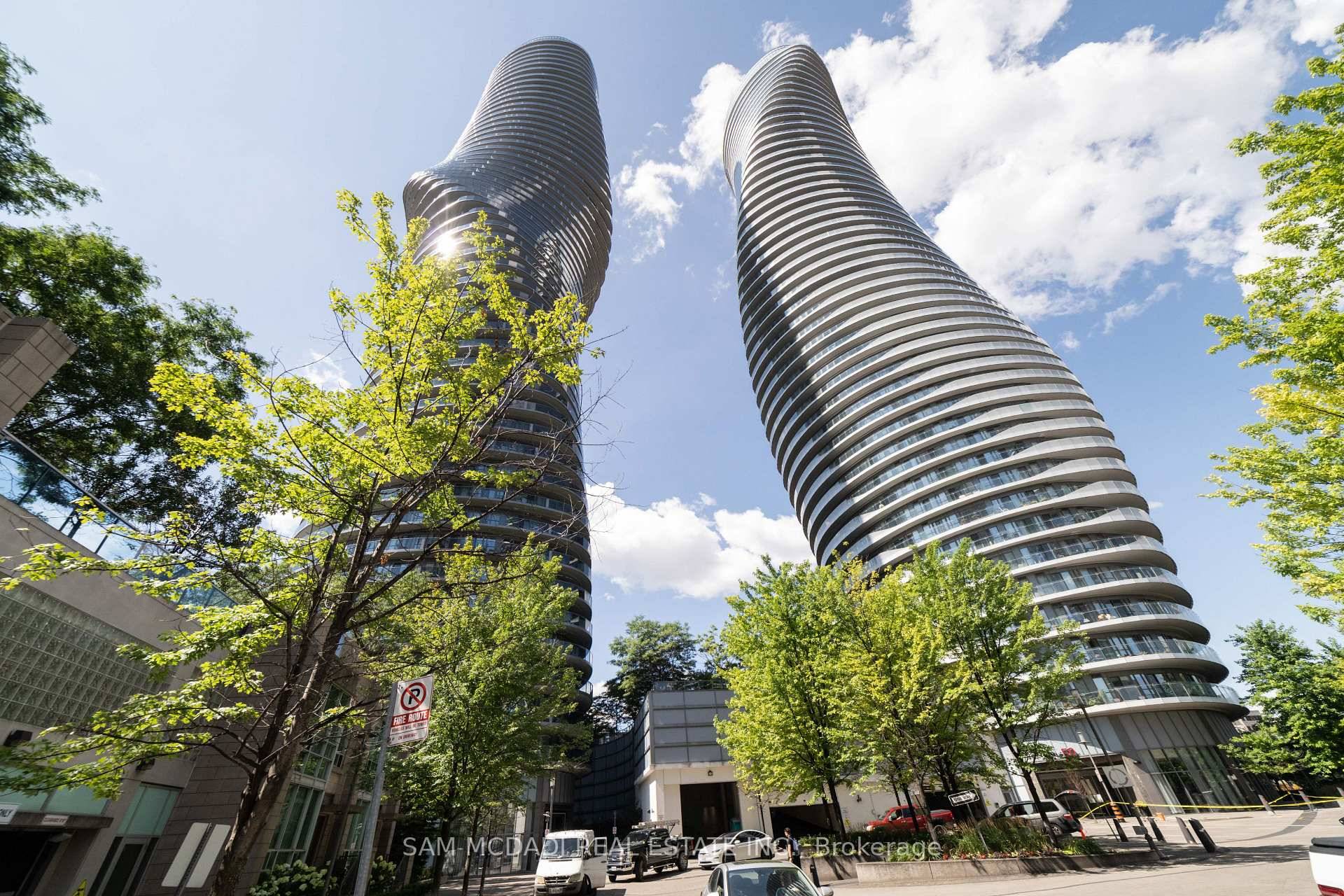 Beautiful unit in the heart of Mississauga, East views of the Toronto skyline, move in condition, wood flooring throughout, carpet free, large open concept layout, with den dining room, crown ...