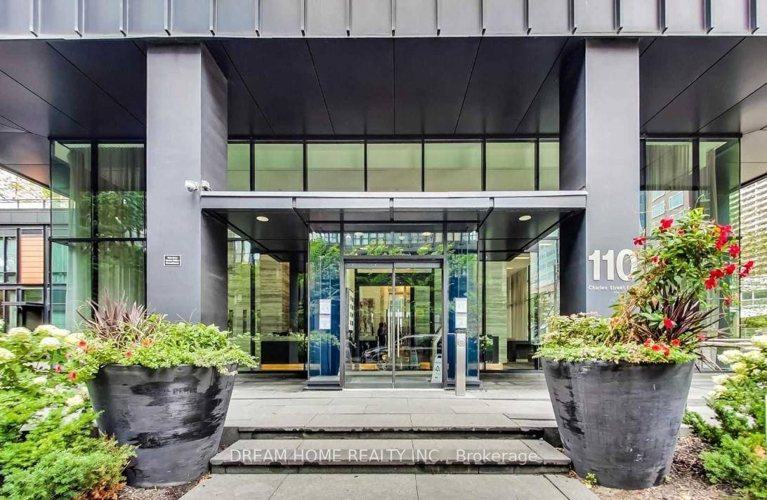 Discover urban luxury at its finest in this Spacious 1 Bedrooom With Locker In Downtown Toronto.