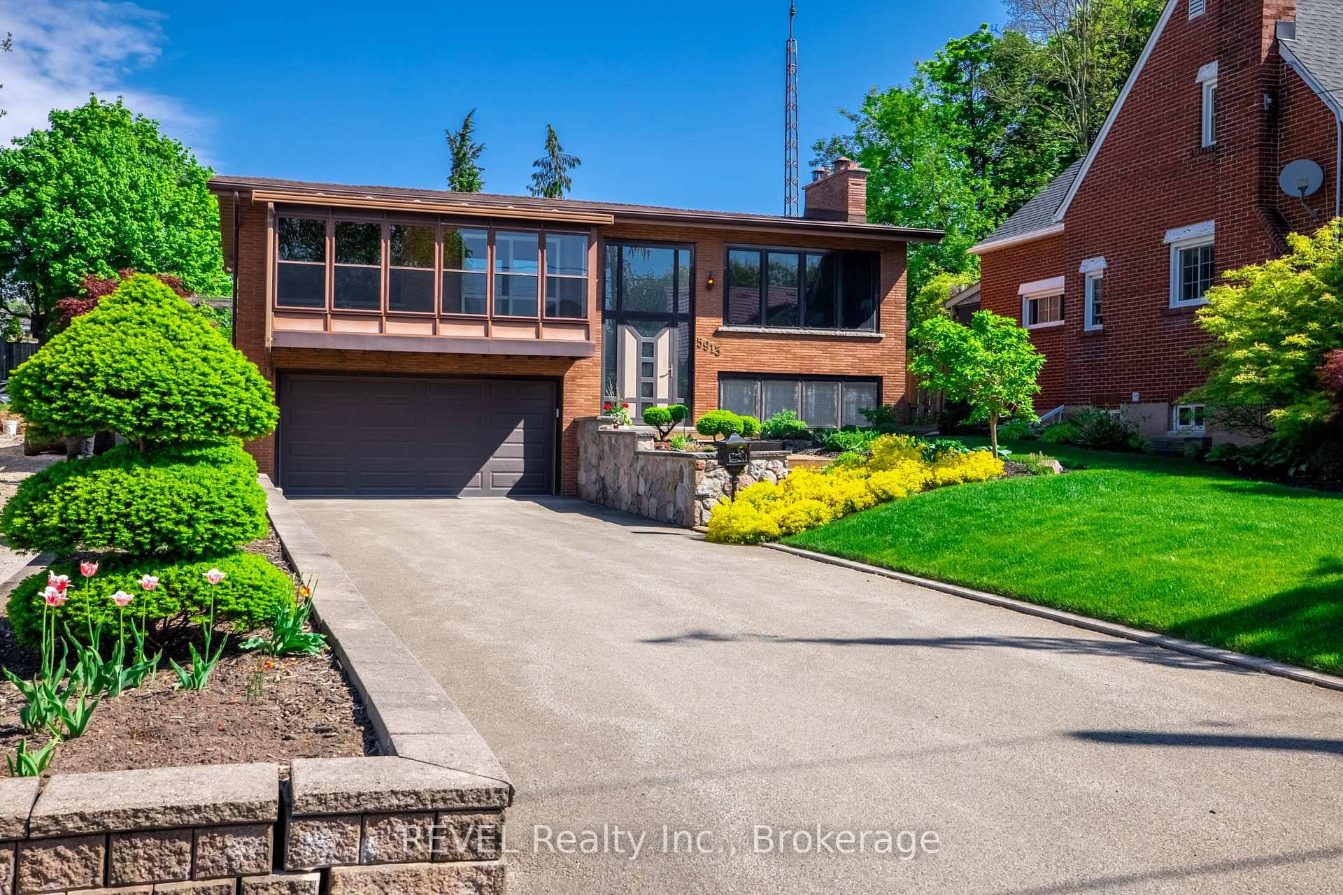 Welcome to 5913 Delaware Avenue in the heart of Niagara Falls !
