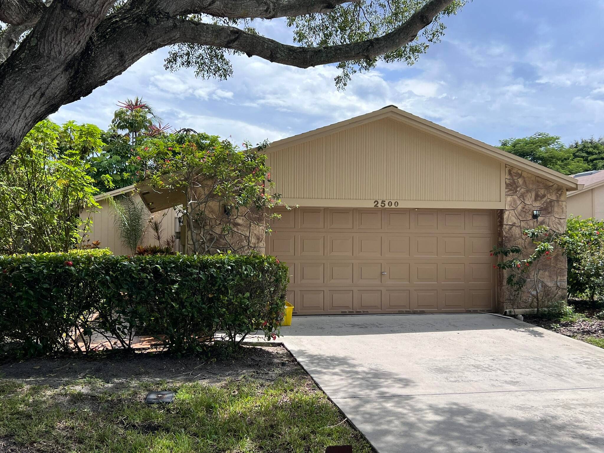 OPPORTUNITY AWAITS ! 2 bed 2 bath single family home w oversized 2 car garage covered patio is ready for your makeover.