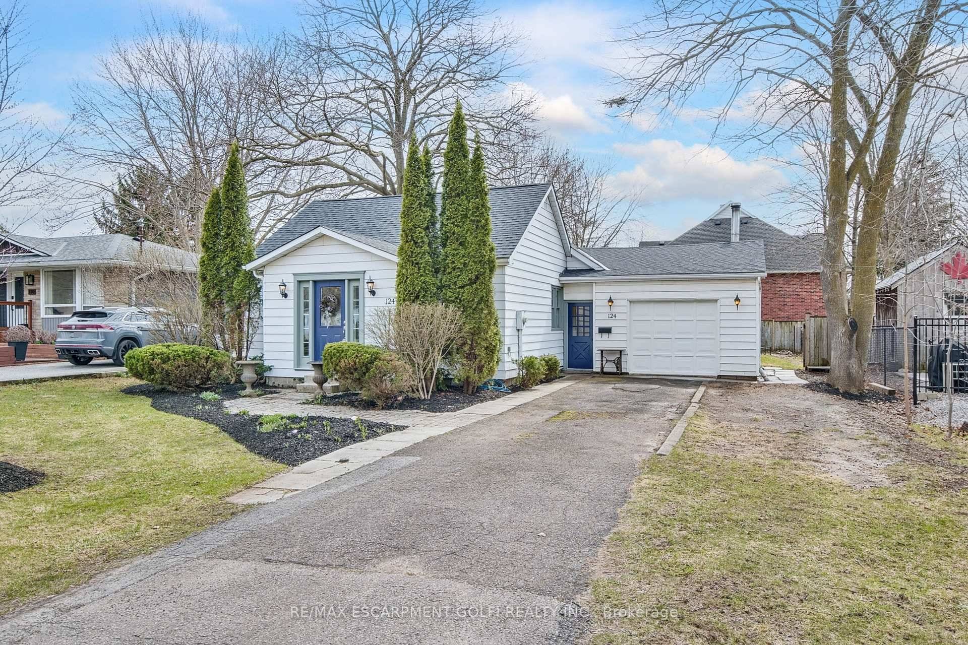 Welcome to 124 Mary Street, an adorable 2 bedroom cottage nestled steps to historic old town NOTL !