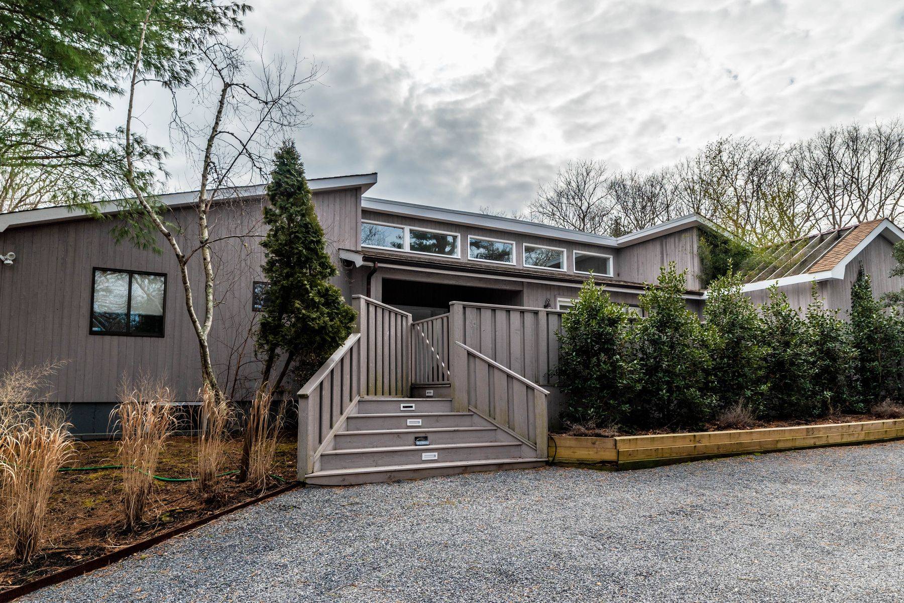 East Hampton Close to Town-on a Cul De Sac