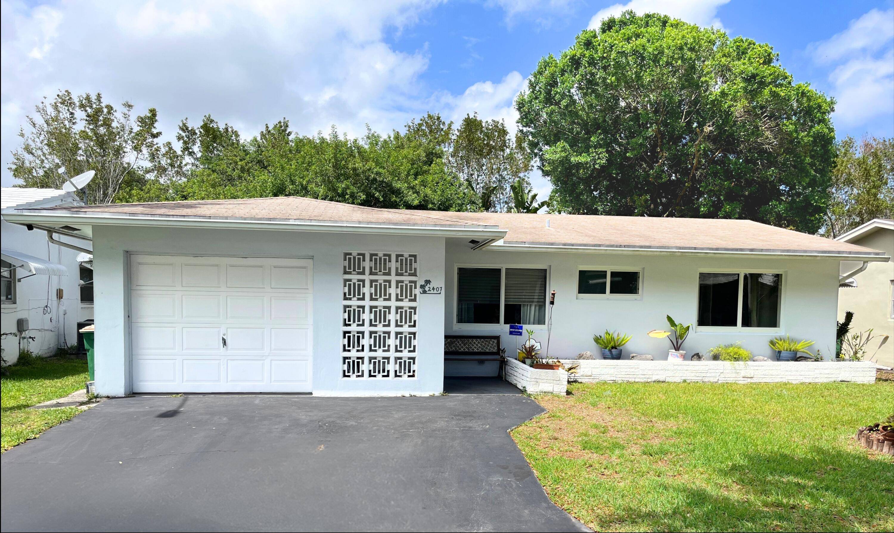 Beautifully updated 2 bed, 2 bath home in a quiet, well kept East Tamarac community.