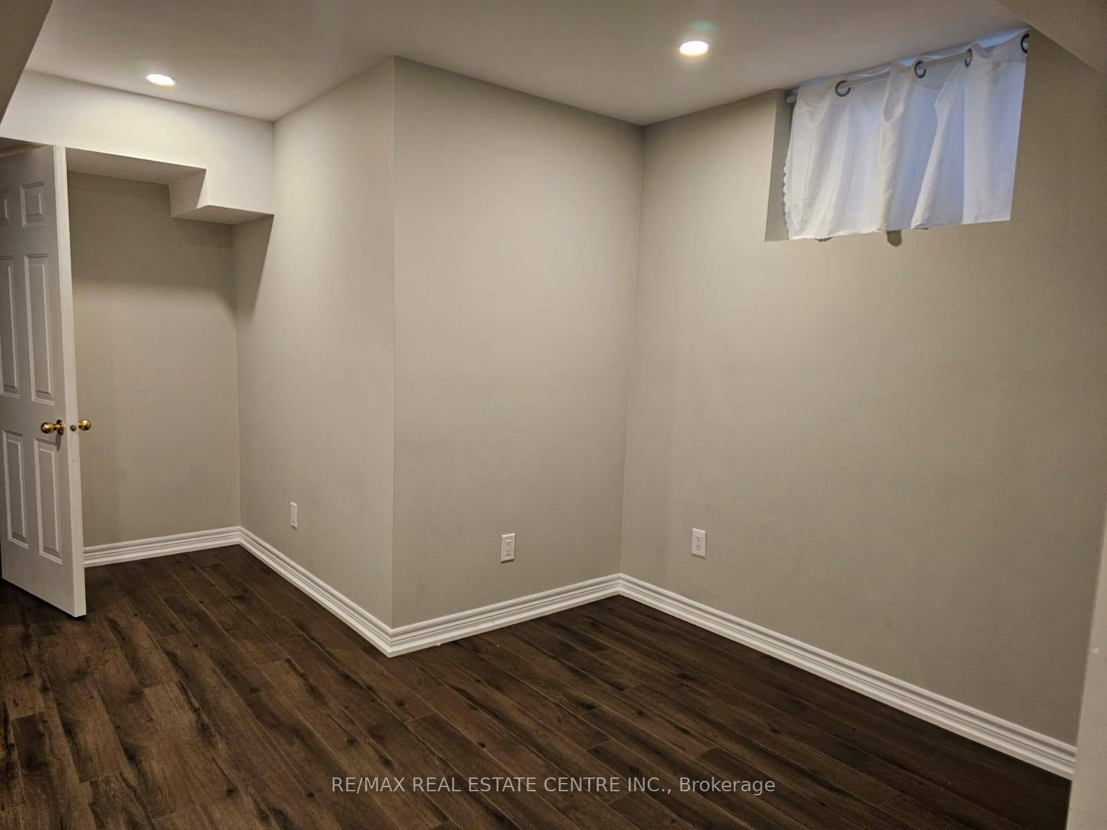Absolutely Gorgeous 2 Bedrooms LEGAL BASEMENT APARTMENT in the heart of Milton gt ; gt ; This meticulously designed basement Offers a gracious sitting room, combined with open concept kitchen ...