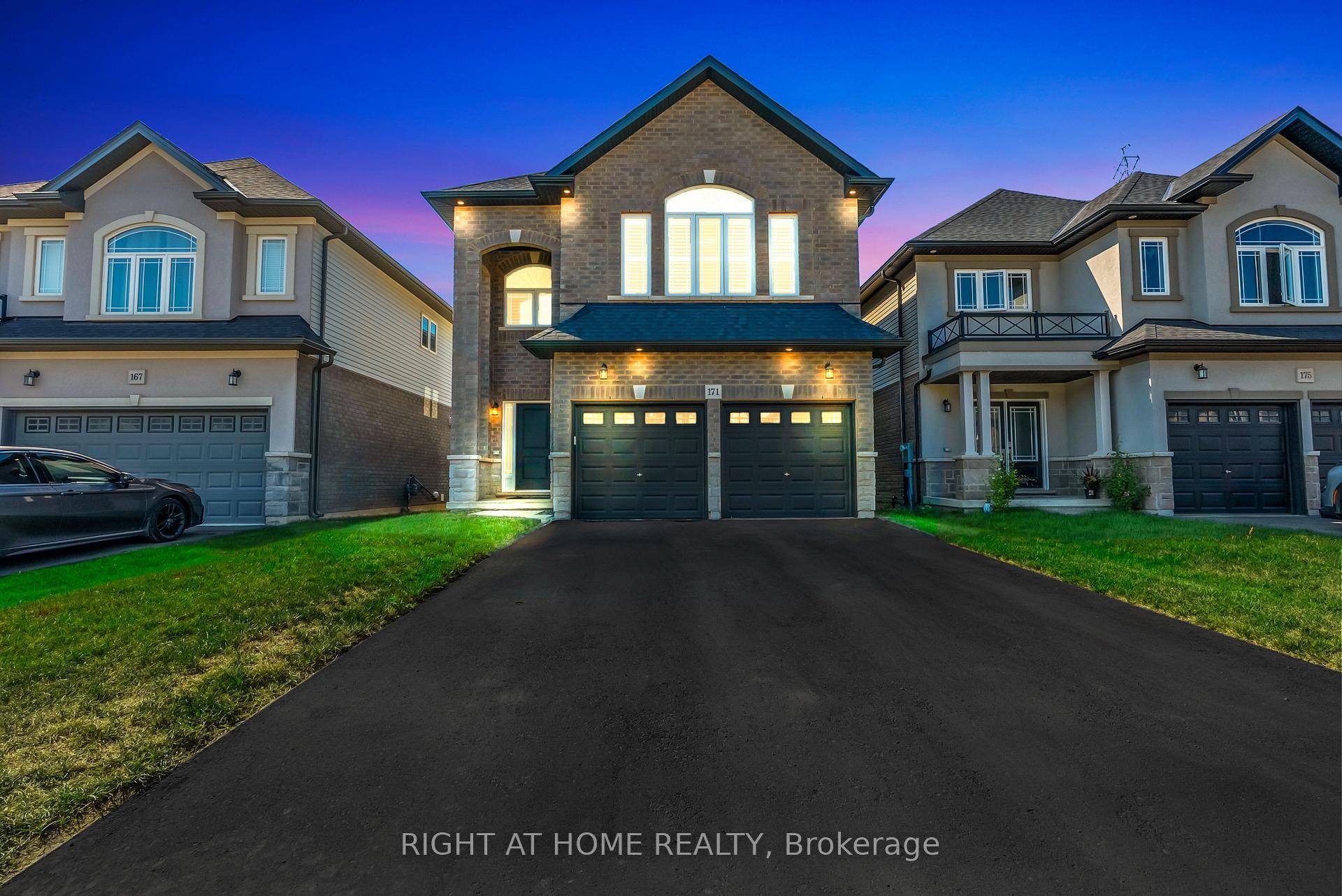 Welcome to a showstopper in Hamiltons desirable Hannon community !