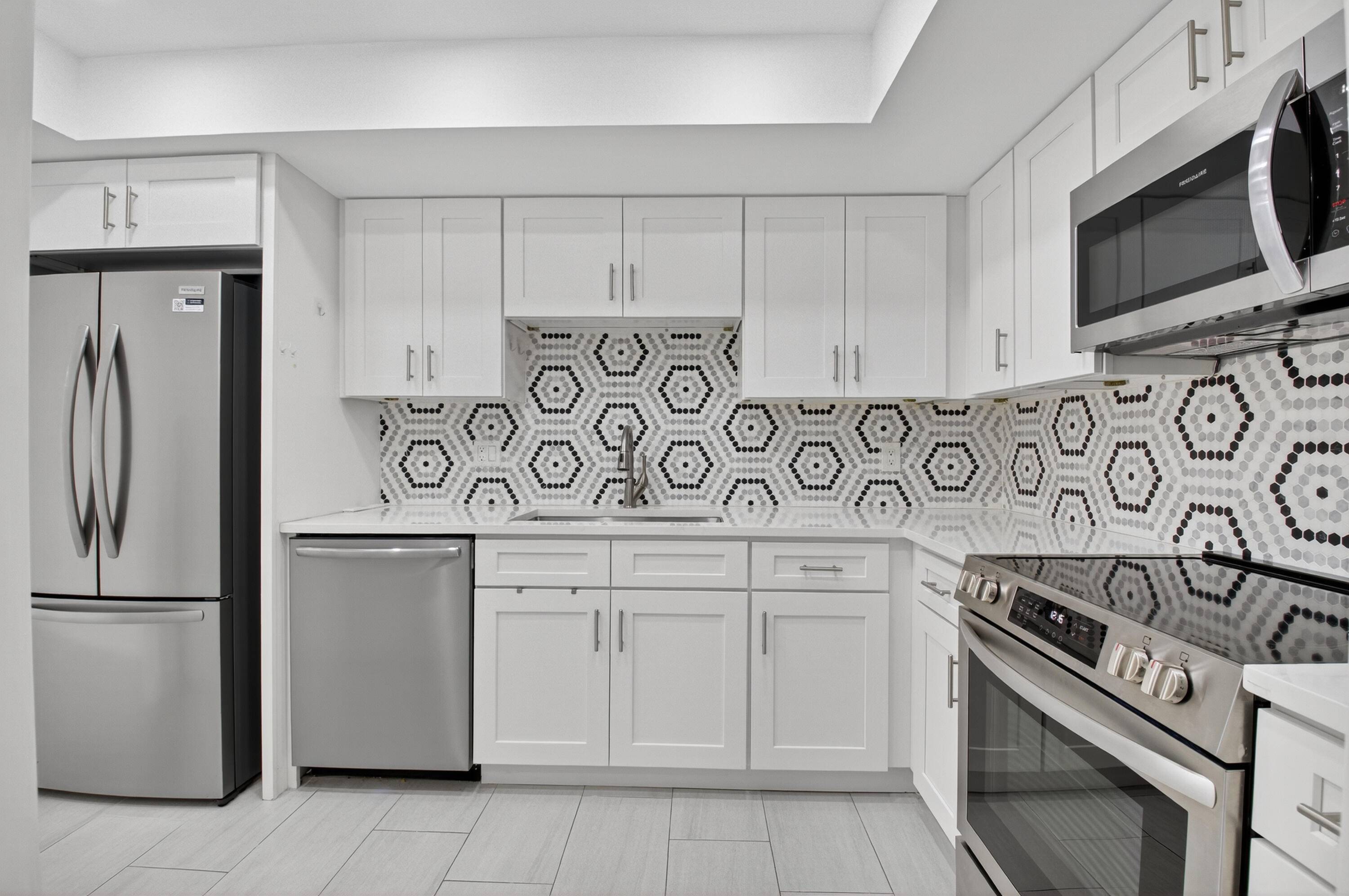 Beautiful and recently renovated 2 bedroom 2 bath condo in Lakewood.