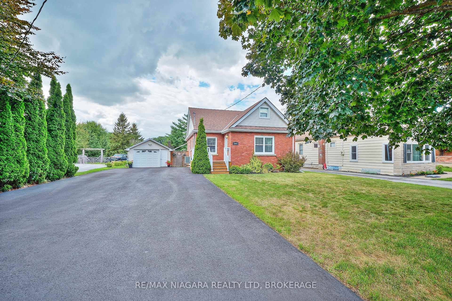 SHOW STOPPER 5 BEDROOM HOME WITH WOW FACTORS GALORE !